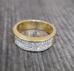 Diamanti invisibili taglio principessa incastonati in oro giallo 18 carati