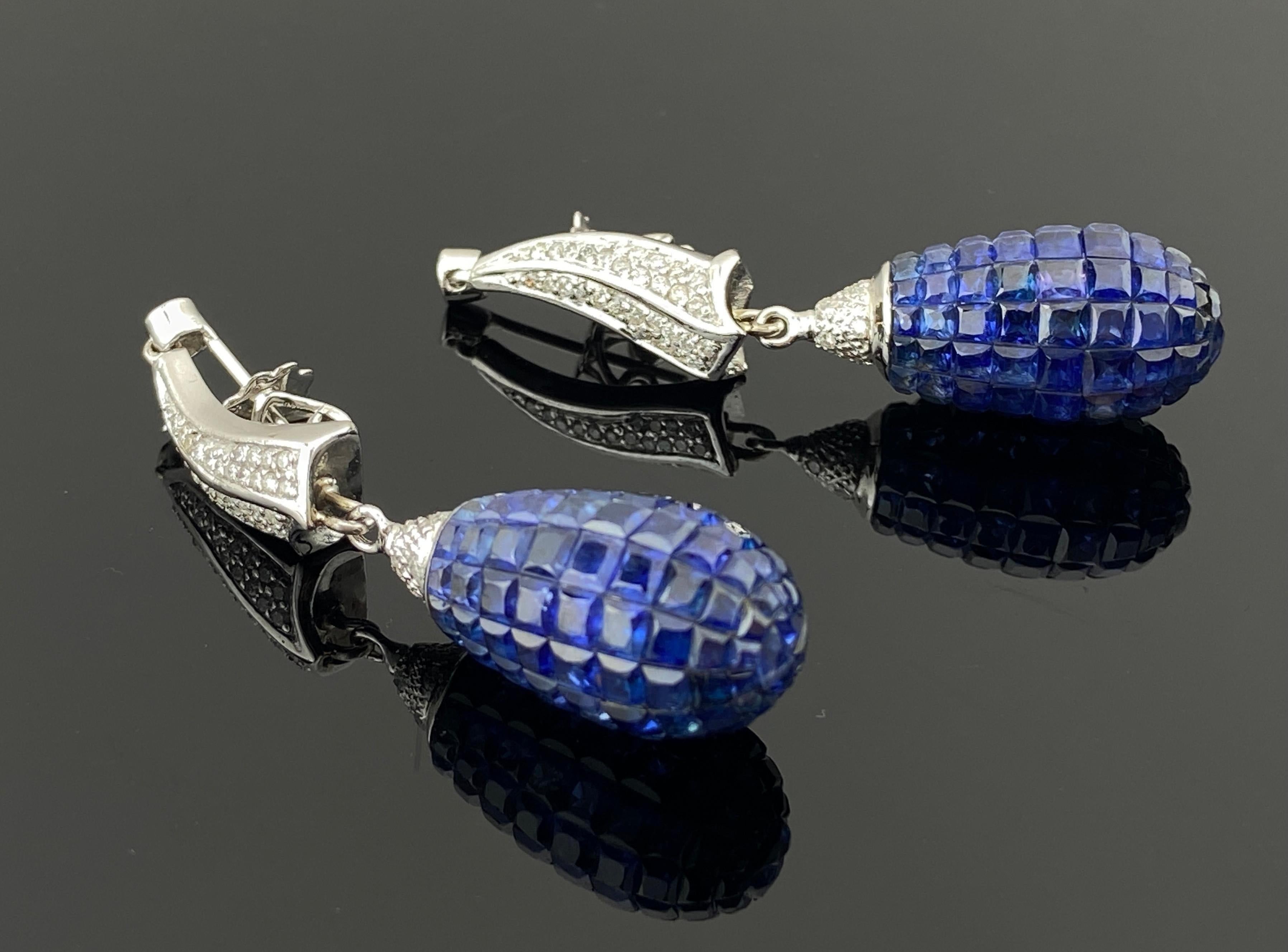 Unsichtbare Ohrringe mit 28,51 Karat blauem Saphir und 1,50 Karat Diamant (Carréschliff) im Angebot