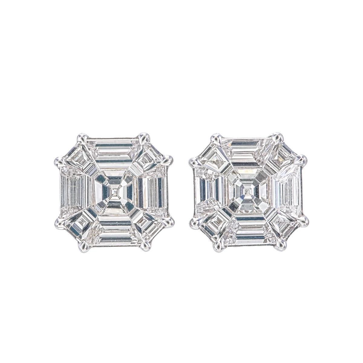 Dieses Paar Ohrringe besteht aus 3,60 Karat Diamanten in einer Kompositfassung, die das Aussehen eines 10+ Karat Paares ergibt.
Jeder Diamant wird geschliffen und poliert, um die Form eines ASSCHER geschliffenen Diamanten nach der Fassung anzupassen