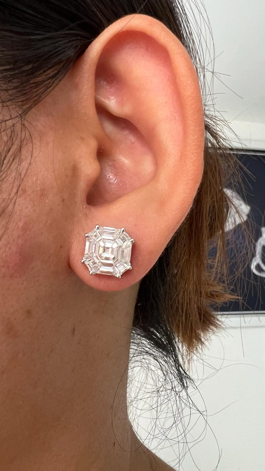 Unsichtbar gefasste Ascher-förmige Piecut-Diamantohrringe im Zustand „Neu“ im Angebot in Bangkok, TH