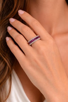 Unsichtbarer Baguetteschliff Diamantring mit natürlichem Rubin, 18K Weißgold, 2000