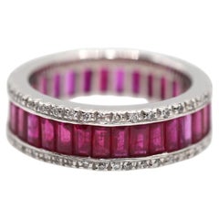 Unsichtbarer Baguetteschliff Diamantring mit natürlichem Rubin, 18K Weißgold, 2000