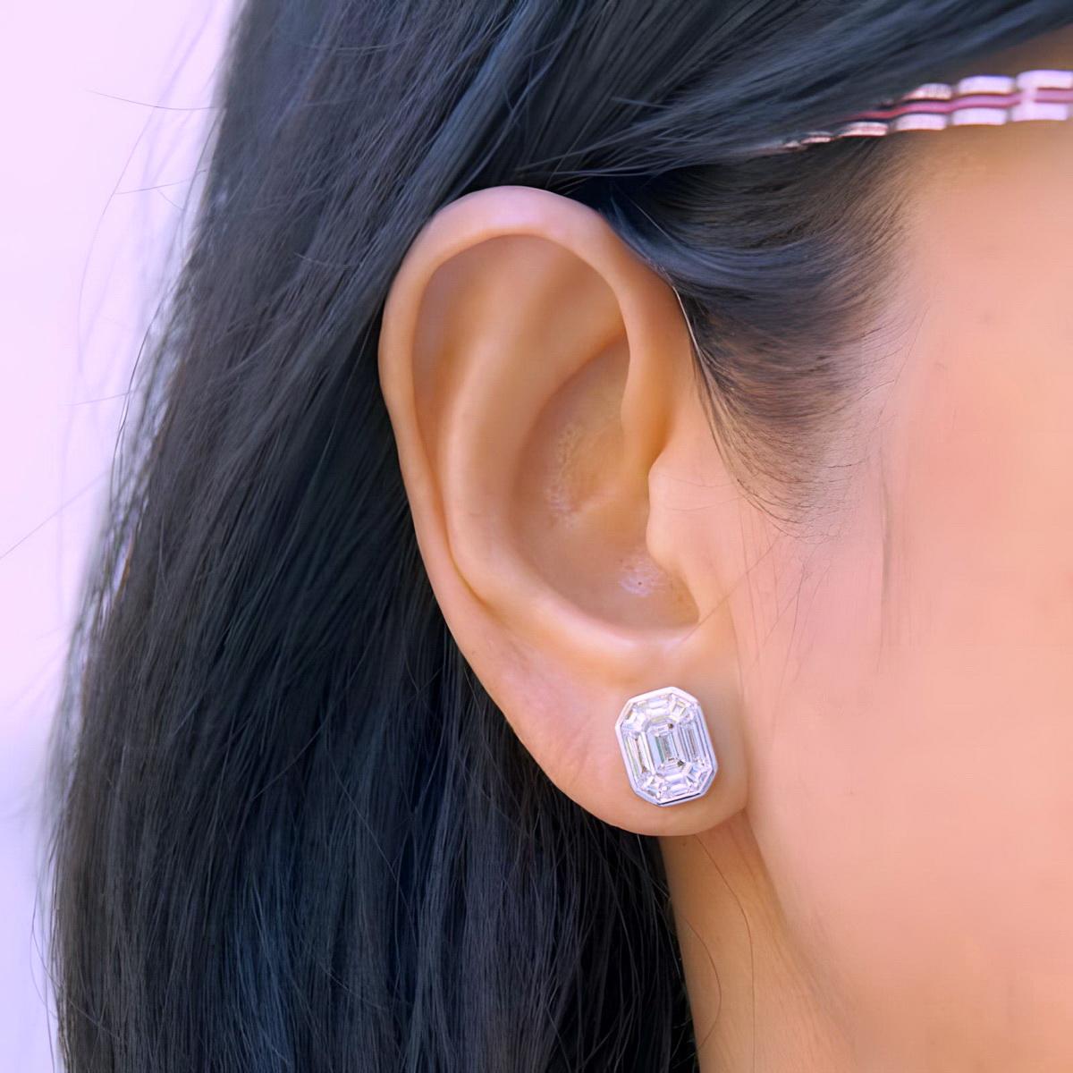2 Karat facettierter Smaragd (jeweils) Pie-Cut Smaragdform  Diamant-Ohrstecker mit Lünette (Smaragdschliff) im Angebot