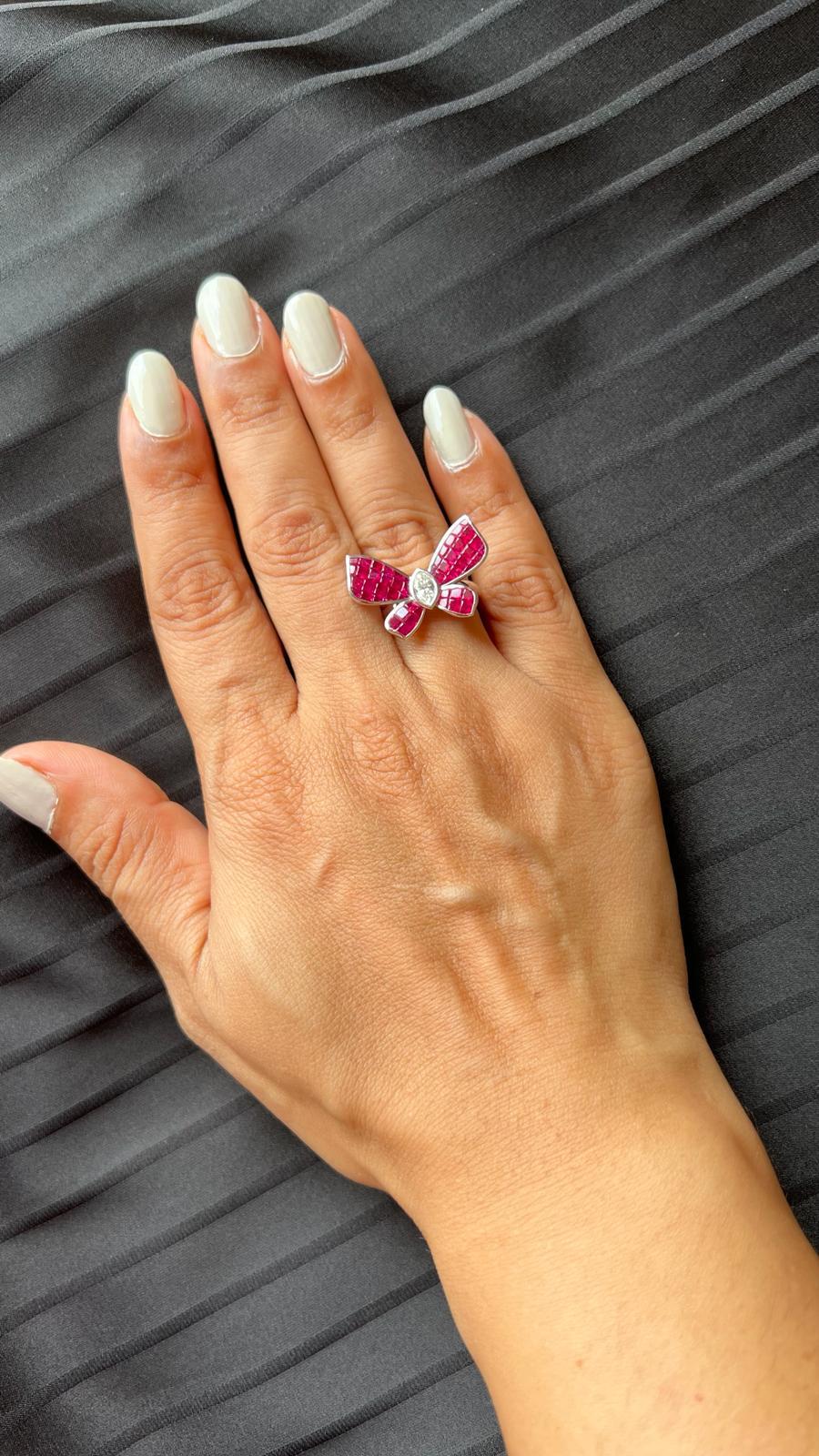 Im Angebot: Unsichtbar gefasster Schmetterlings-Rubinring mit einem Diamanten () 6