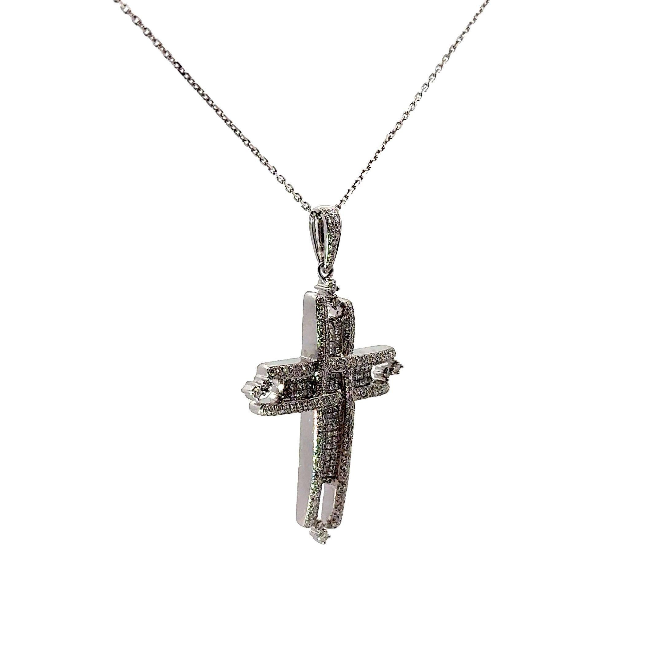 Questa deliziosa collana con ciondolo è caratterizzata da 2,16 carati di diamanti, che emanano un brillante scintillio bianco. Al centro ci sono diamanti a forma di principessa incastonati a scomparsa e un bordo di diamanti rotondi a taglio