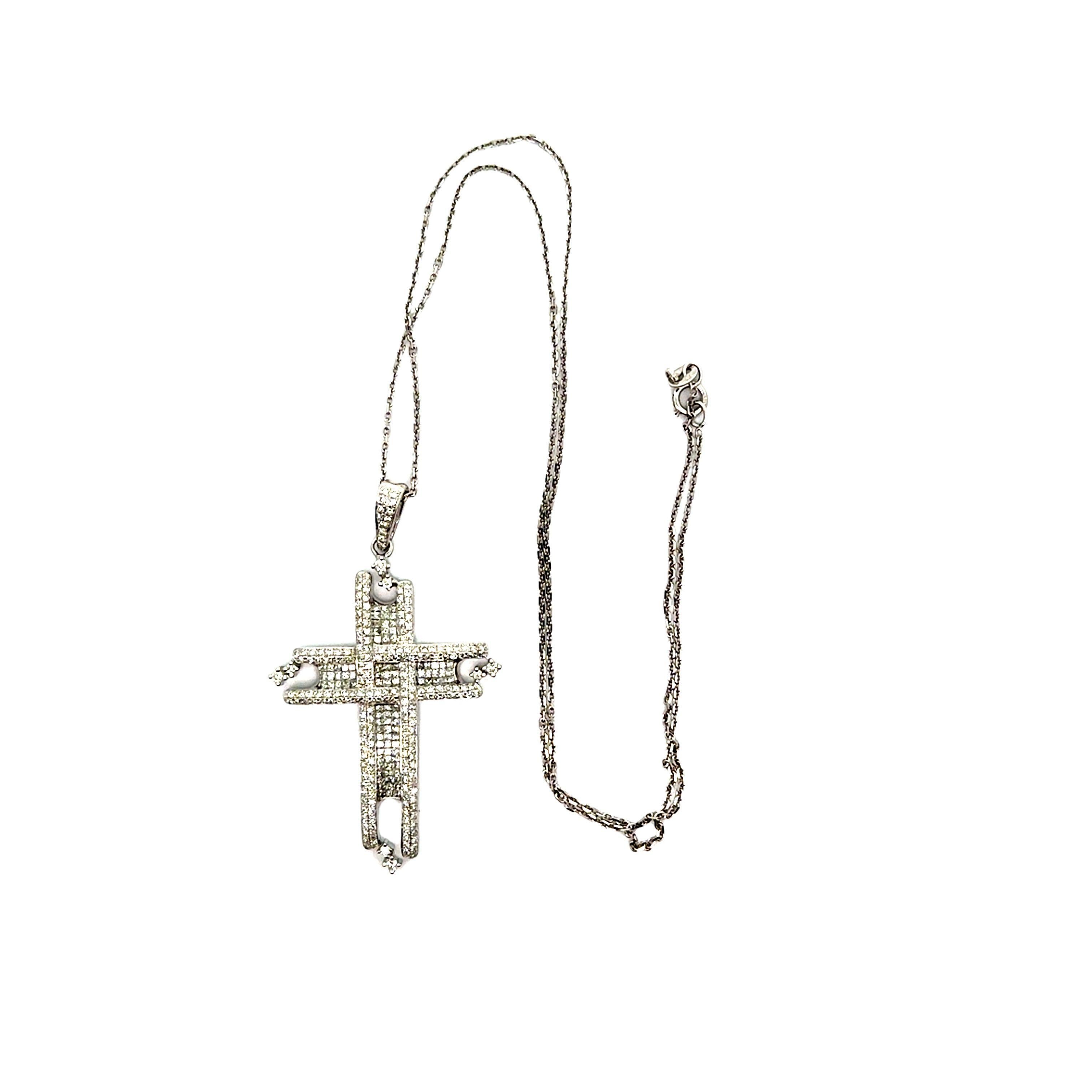 Taglio princess Collana con ciondolo a croce in oro bianco 14k con diamante incastonato invisibile in vendita