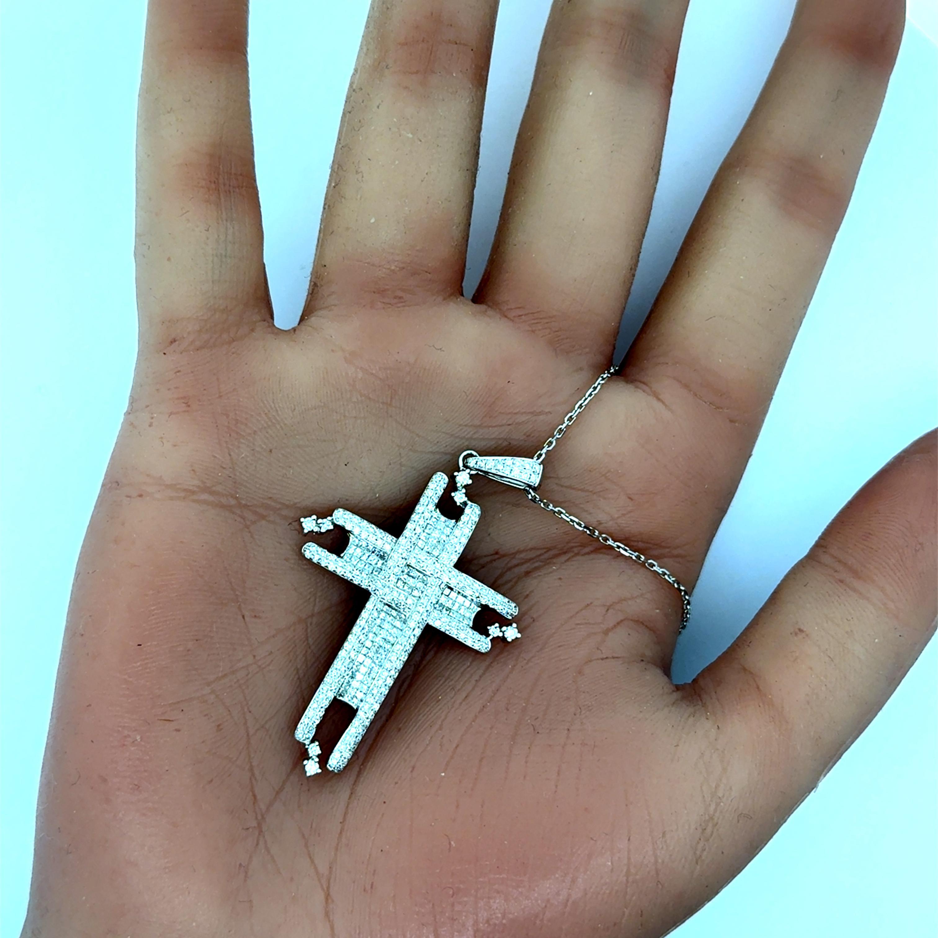 Collana con ciondolo a croce in oro bianco 14k con diamante incastonato invisibile In condizioni Nuovo in vendita a Beverly Hills, CA