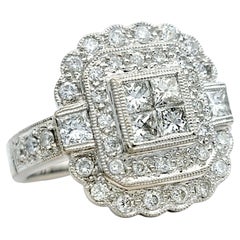 Verlobungsring aus 14 Karat Weißgold mit unsichtbar gefasstem Diamanten mit doppeltem Halo und Milgrain