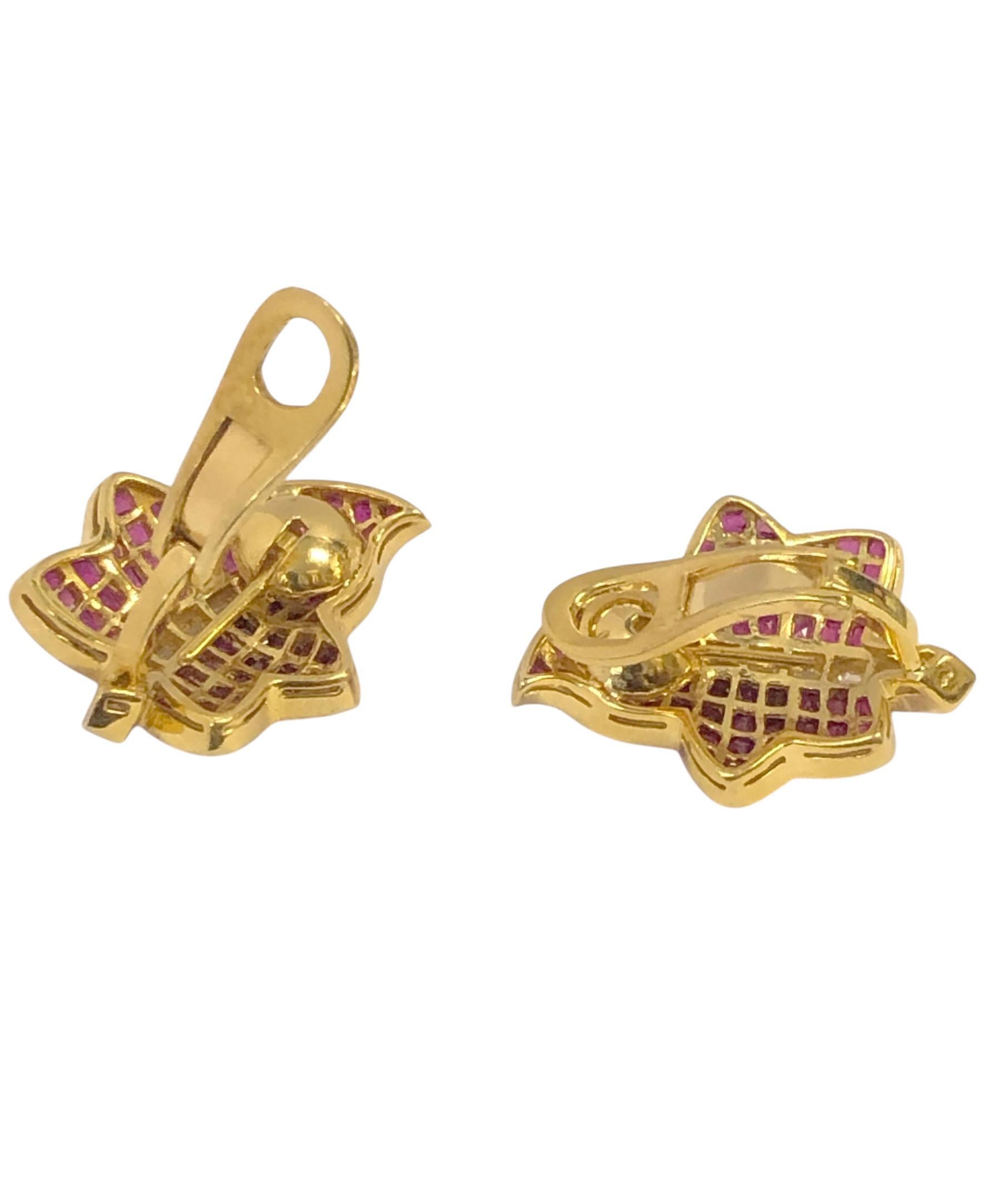 Circa 2000 Boucles d'oreilles en or jaune 18k en forme de feuille, mesurant 1 1/8 x 7/8 pouces, serties invisibles de rubis de Birmanie de couleur fine et de taille française totalisant environ 6 carats et de diamants baguettes blancs fins