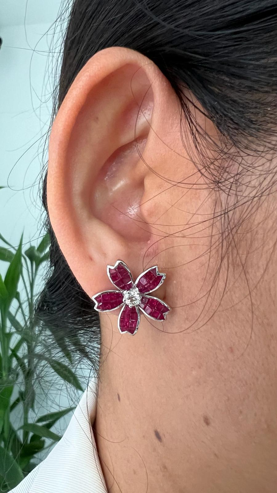 Motif floral avec Mystère serti de rubis naturel 
20 mm qui sont légères et faciles à porter à l'oreille.
Fabriquée en or blanc 18 carats, elle ne pèse que 7 grammes. Elle est composée de rubis de 3,45 carats et de diamants de 0,48 carat, triés sur