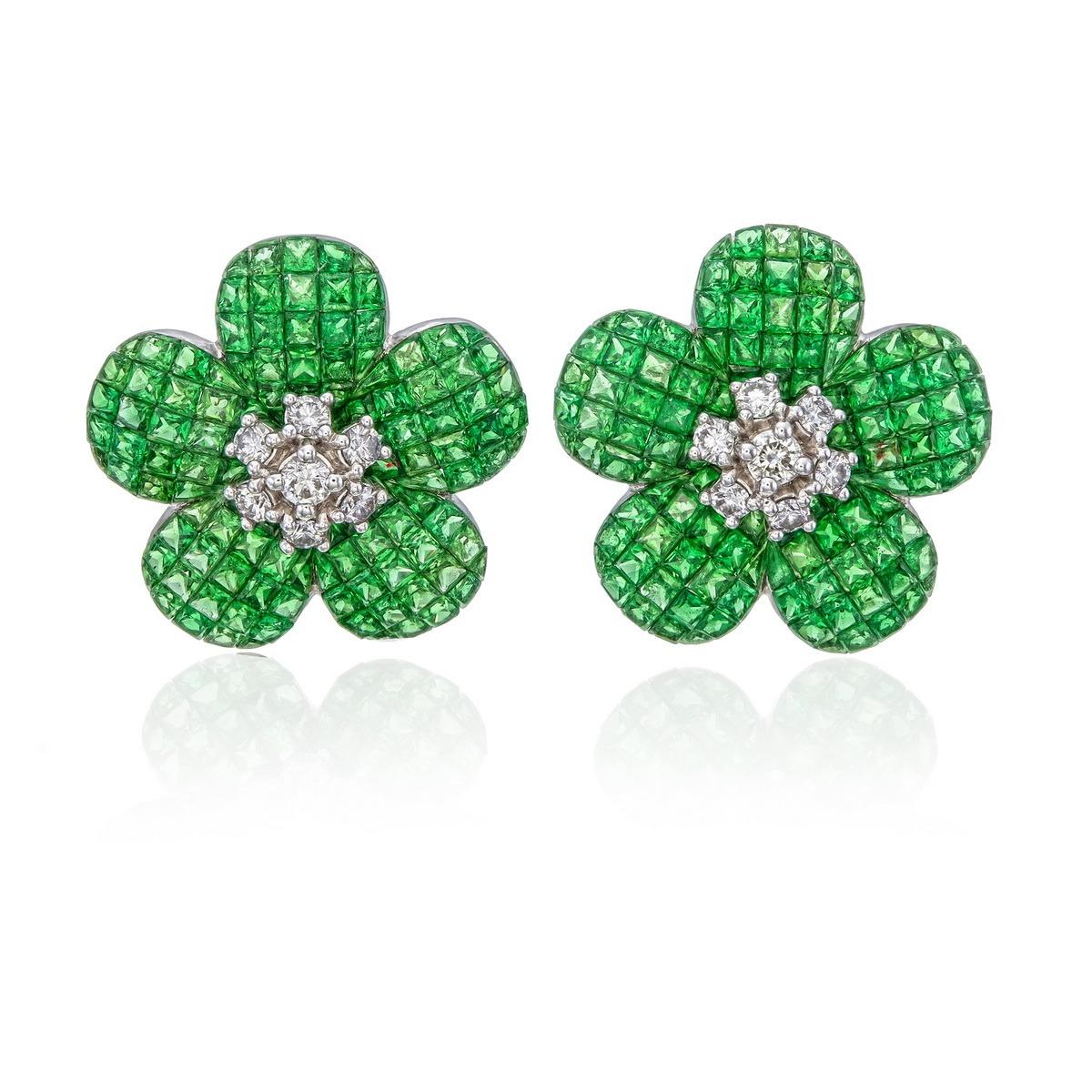 Design floreale con tsavorite naturale e diamanti incastonati a mistero

Misura 25 mm, sono leggeri e costituiscono un paio di orecchini completi.
Realizzato in oro bianco 18 carati in soli 13 grammi con 16,80 carati di Tsavorites personalizzate e