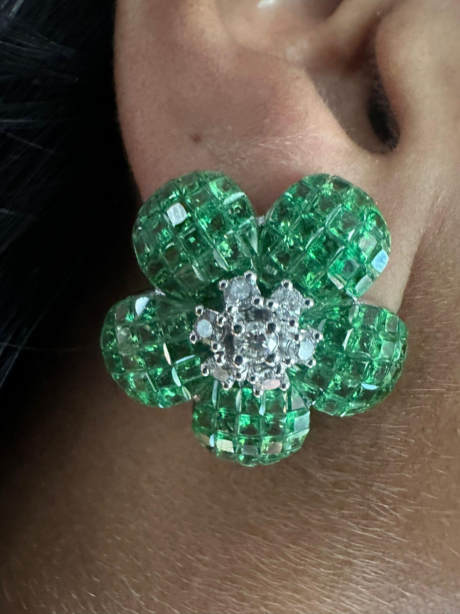 Orecchini a forma di fiore con tsavorite invisibile incastonata e diamanti In condizioni Nuovo a Khet Bang Rak, Krung Thep Maha Nakhon