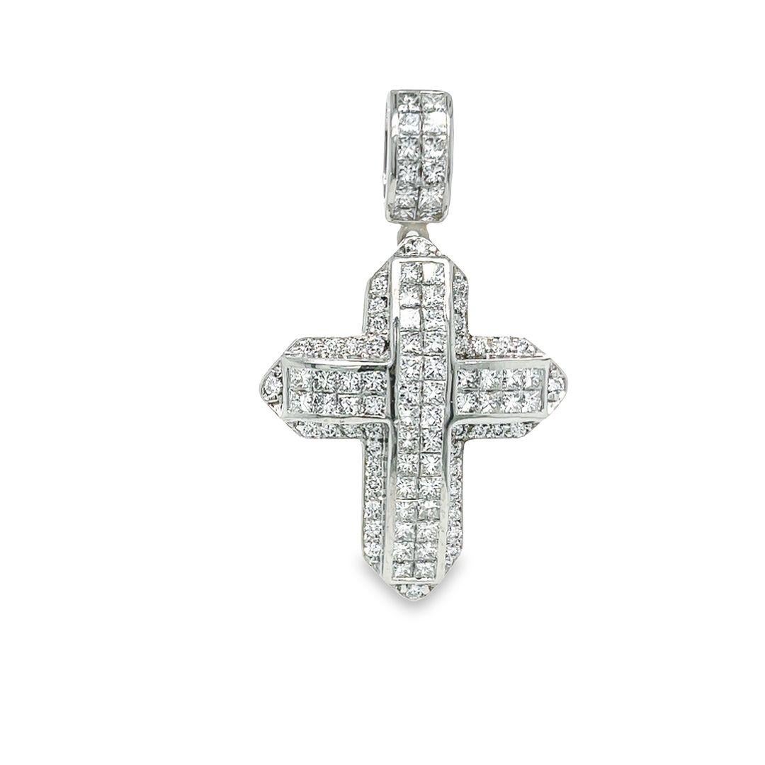 Audacieuse, substantielle et pleine d'éclat, cette croix est en platine.  La croix présente une étonnante disposition de diamants, avec une double rangée intérieure de 44 diamants fins de taille princesse sertis de manière invisible, entourée d'une