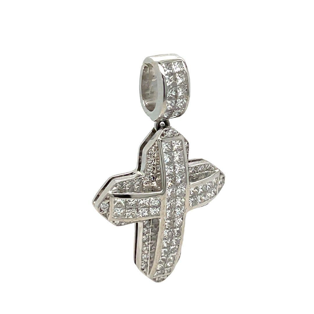 Moderne Croix en platine sertie de diamants ronds et de taille princesse en vente