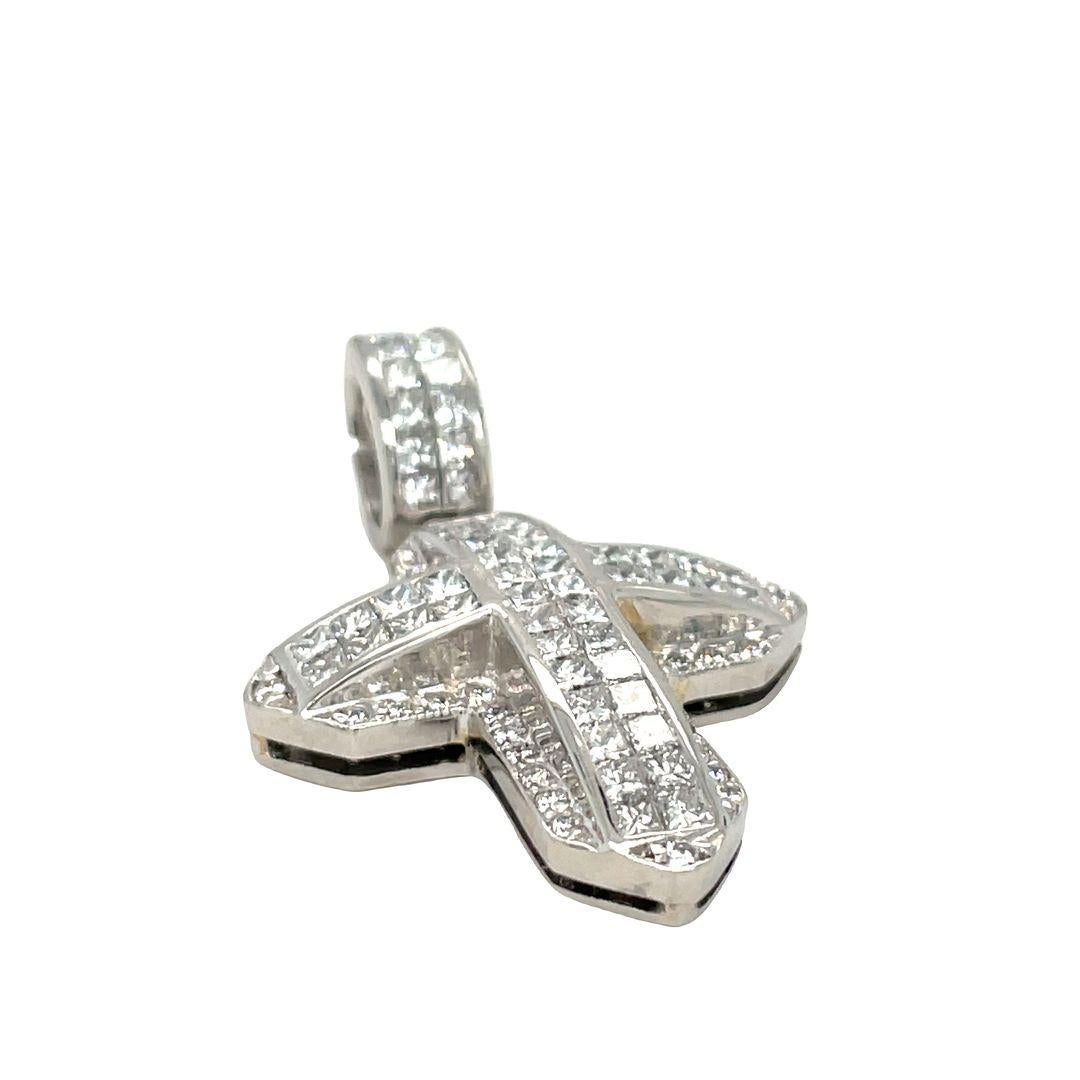 Croix en platine sertie de diamants ronds et de taille princesse Excellent état - En vente à beverly hills, CA