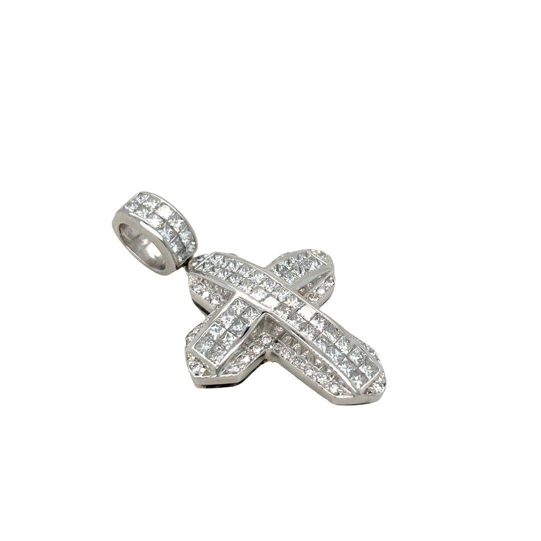 Croix en platine sertie de diamants ronds et de taille princesse Unisexe en vente