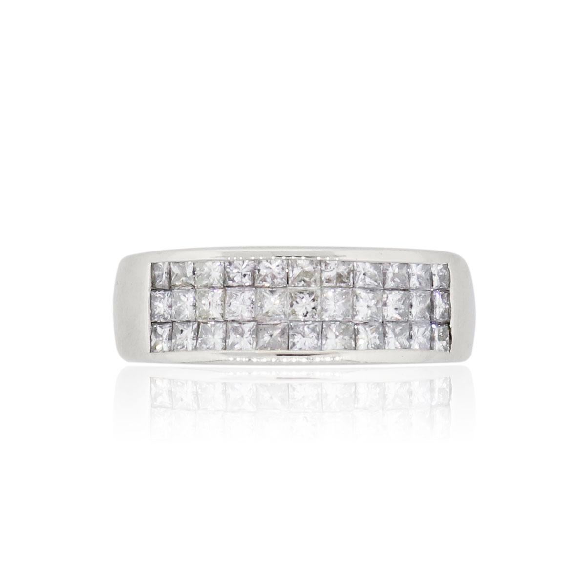 Material: oro Blanco 14k
Detalles de los diamantes: Aproximadamente 1,50ctw de diamantes talla princesa engastados de forma invisible. Los diamantes son de color G/H y claridad VS.
Tamaño del anillo: 8 (puede ajustarse)
Medidas del anillo: 0,90″ x