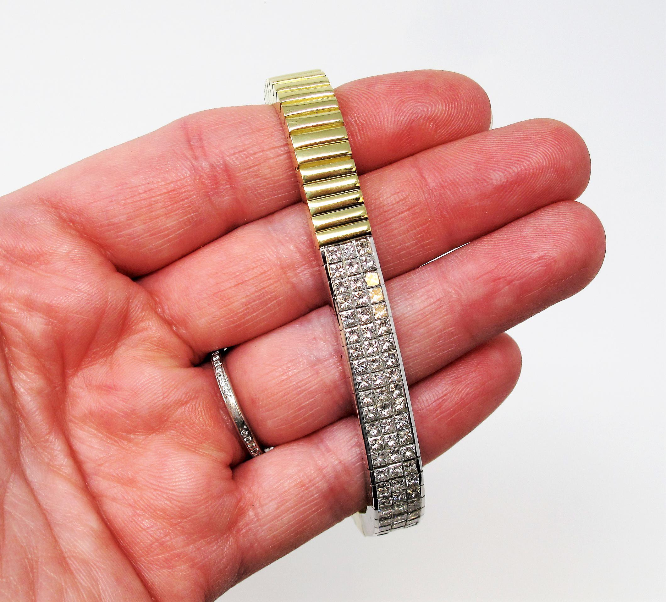 Unsichtbar gefasstes Diamantarmband im Prinzessinnenschliff mit zweifarbigem 18 Karat Gold (Zeitgenössisch)