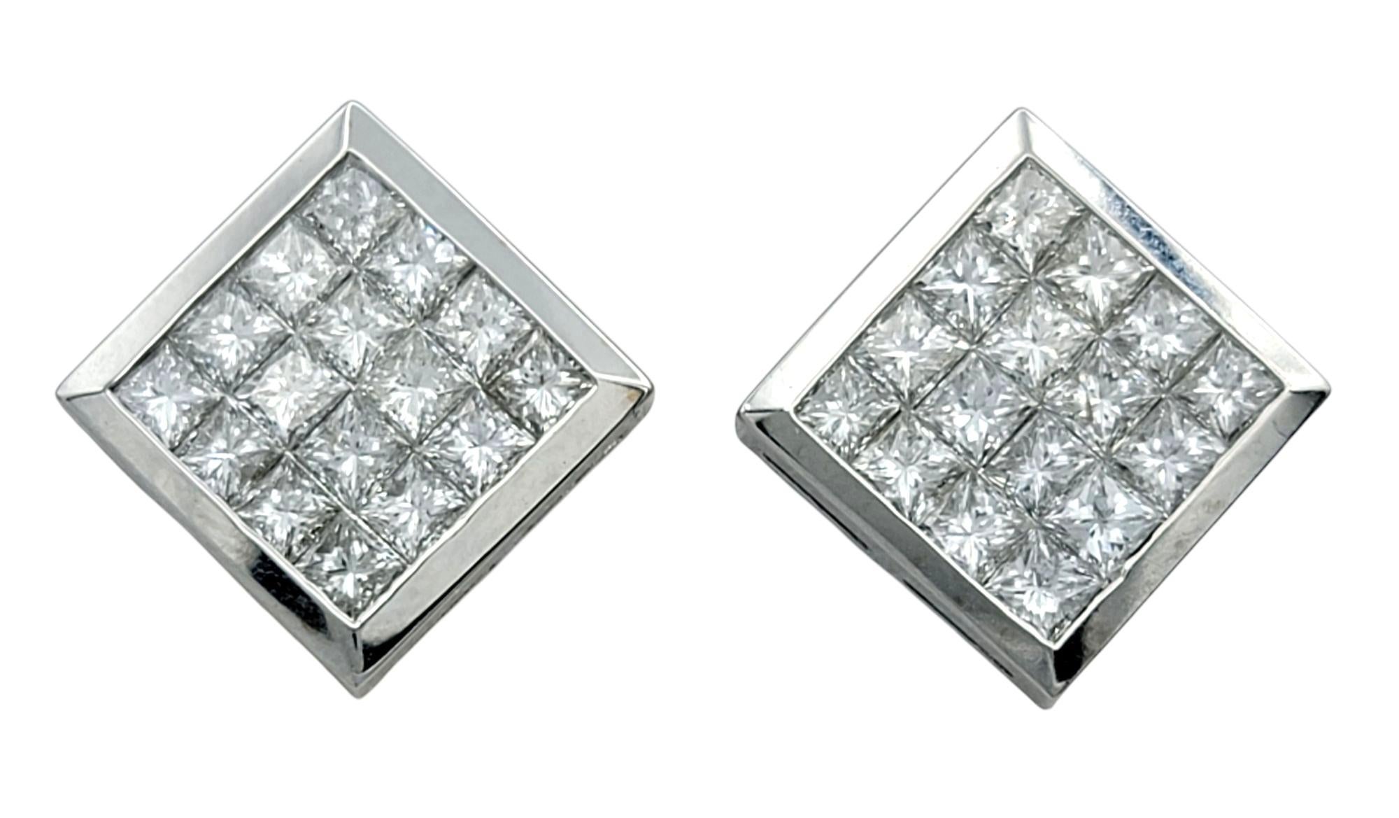 Ces boucles d'oreilles audacieuses et modernes en diamant sont réalisées en luxueux or blanc 18 carats et présentent une grille géométrique de diamants taille princesse. La silhouette carrée et épurée est conçue pour une brillance maximale, chaque