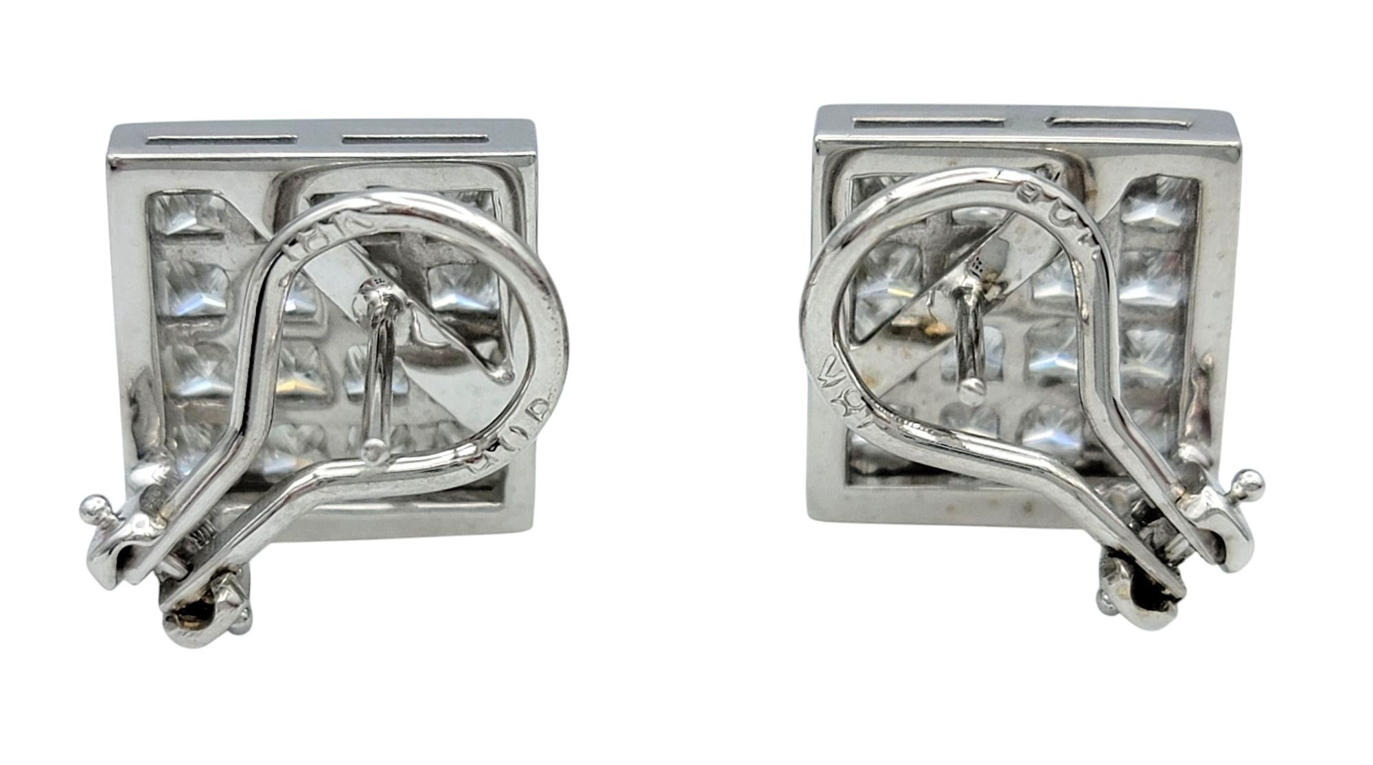 Contemporain Boucles d'oreilles Omega en or blanc 18 carats avec serti invisible de diamants taille Princesse en vente