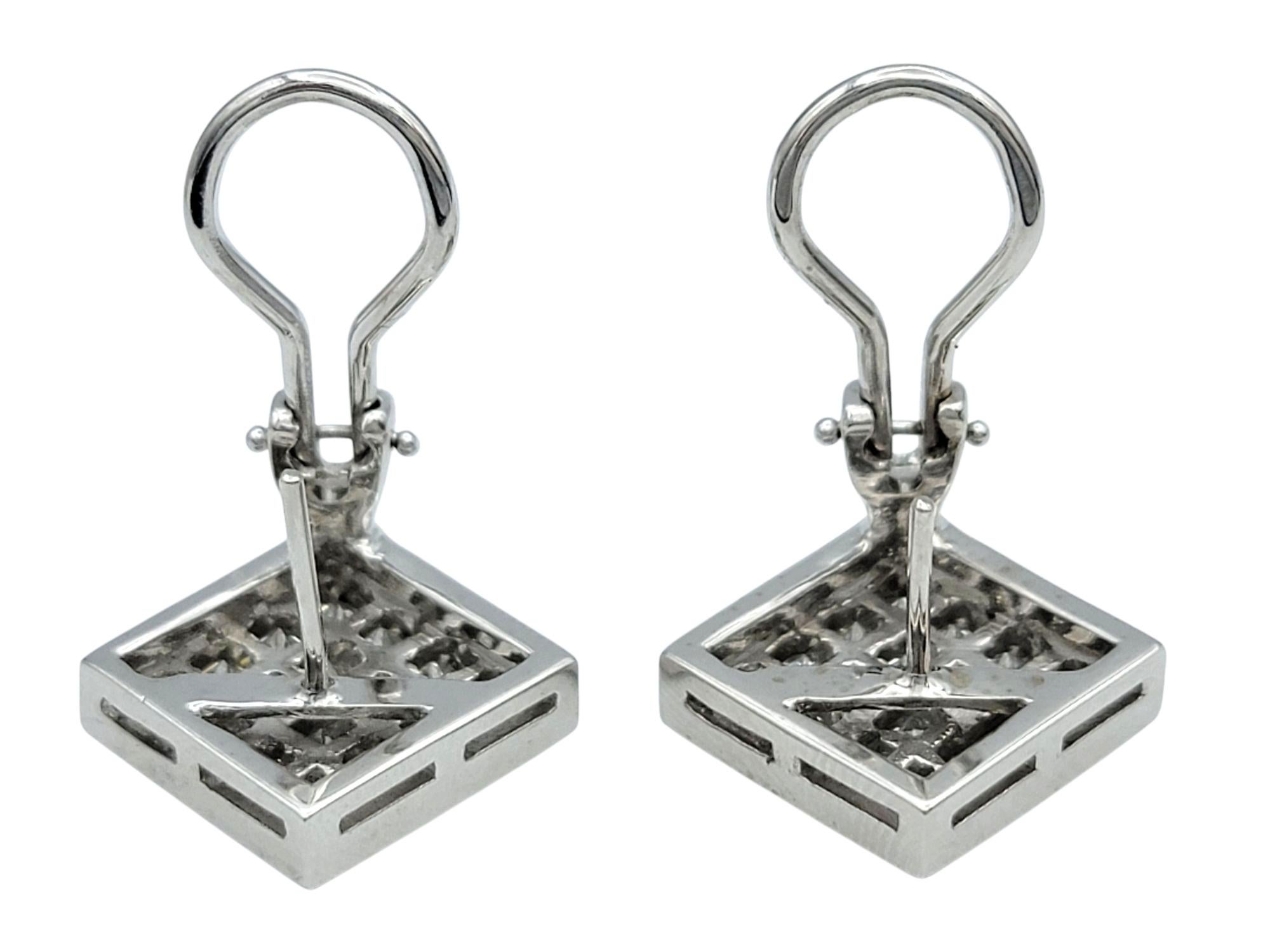 Taille princesse Boucles d'oreilles Omega en or blanc 18 carats avec serti invisible de diamants taille Princesse en vente