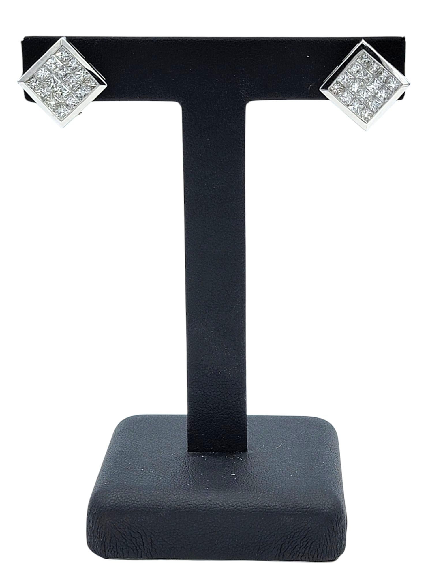 Boucles d'oreilles Omega en or blanc 18 carats avec serti invisible de diamants taille Princesse Bon état - En vente à Scottsdale, AZ