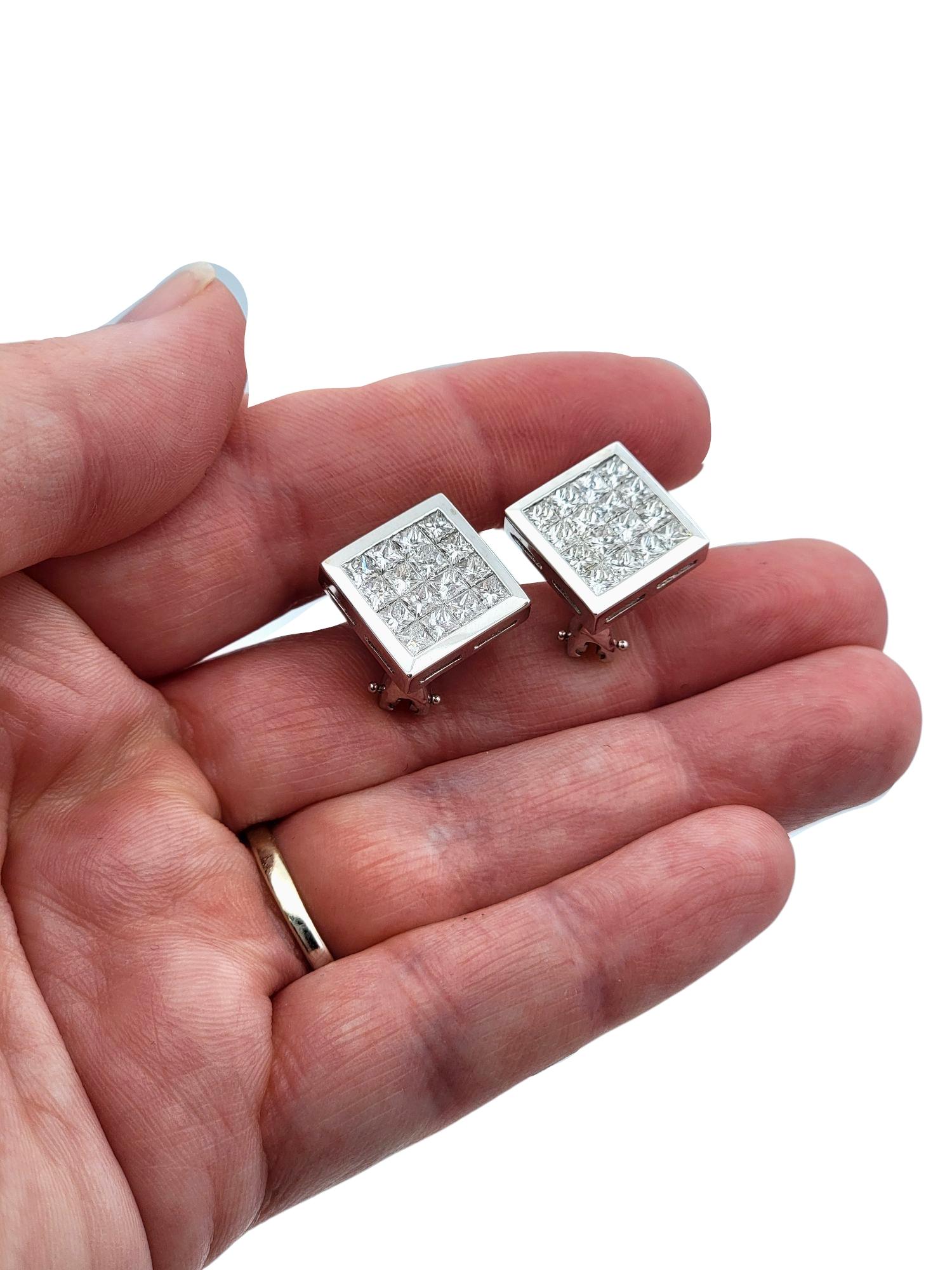 Boucles d'oreilles Omega en or blanc 18 carats avec serti invisible de diamants taille Princesse Pour femmes en vente