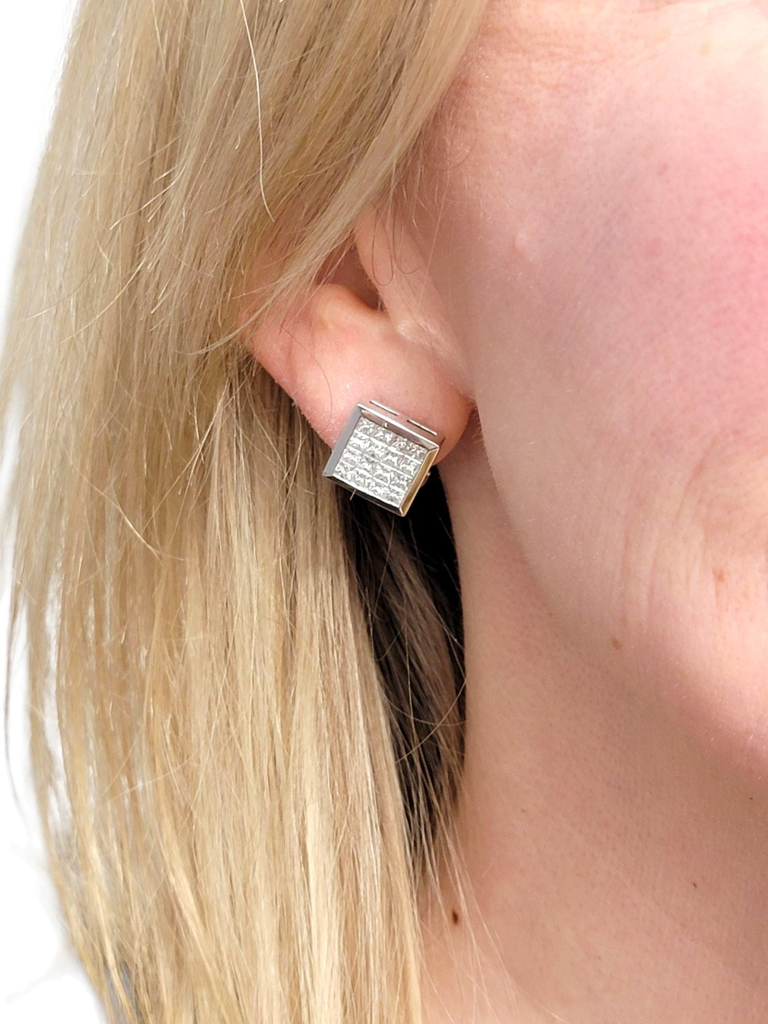 Boucles d'oreilles Omega en or blanc 18 carats avec serti invisible de diamants taille Princesse en vente 1