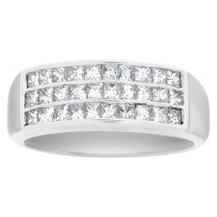 Anillo de diamantes talla princesa en engaste invisible de oro blanco de 14k