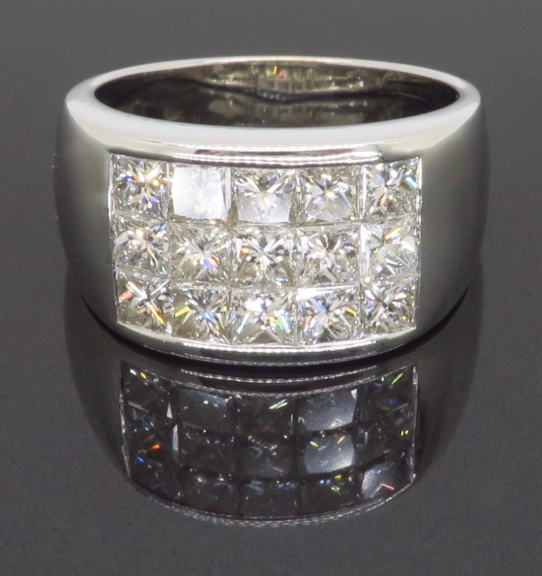 Unsichtbar gefasster Diamantring im Prinzessinnenschliff aus 18 Karat Weißgold im Angebot 4