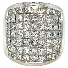 Bague dme  large bande en or blanc 18k, sertie de diamants taille princesse  sertissage invisible