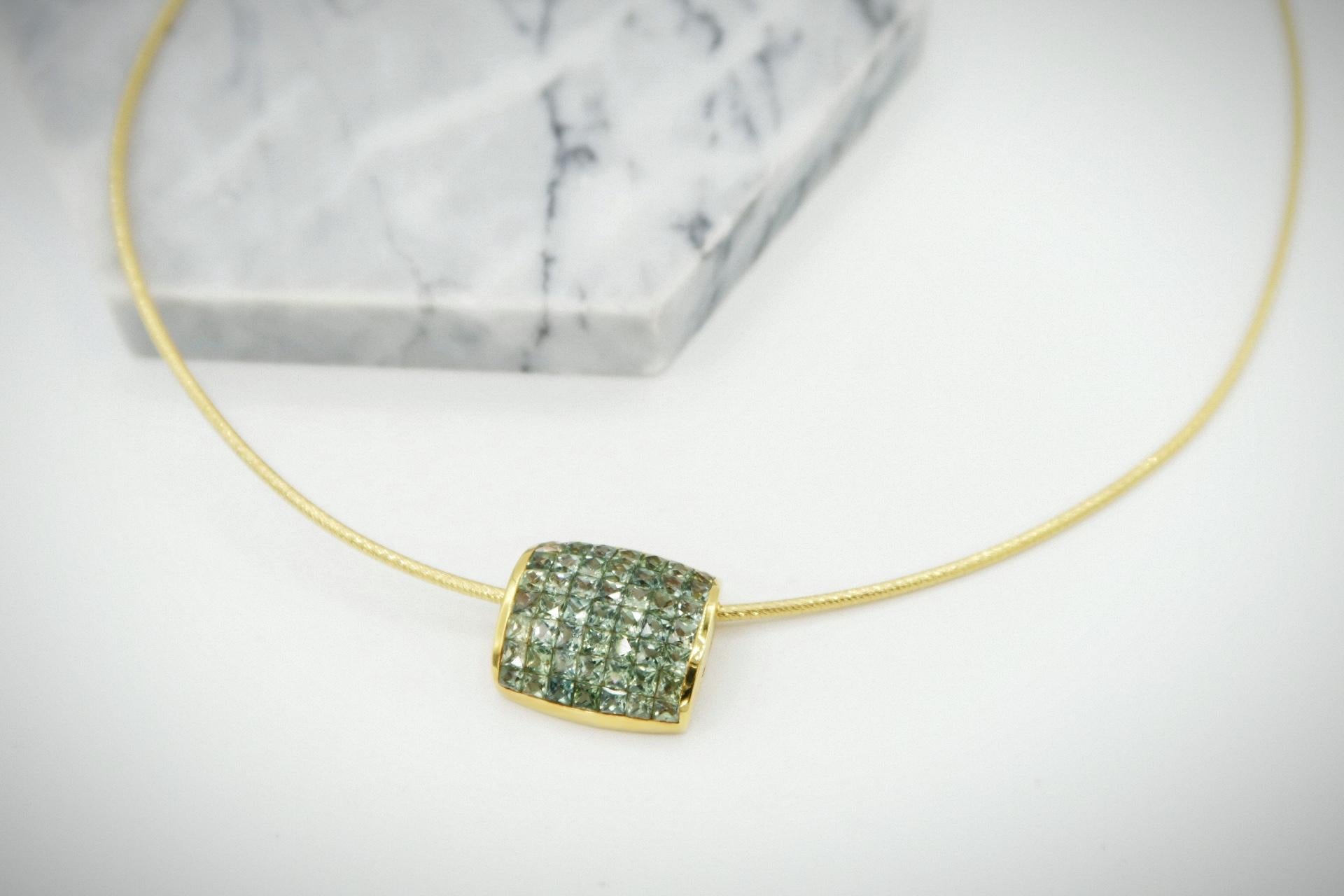 Invisible Set Princess Cut Green Sapphire Aerodynamic 18K Gold Pendant Necklace In New Condition For Sale In Bangkok, TH