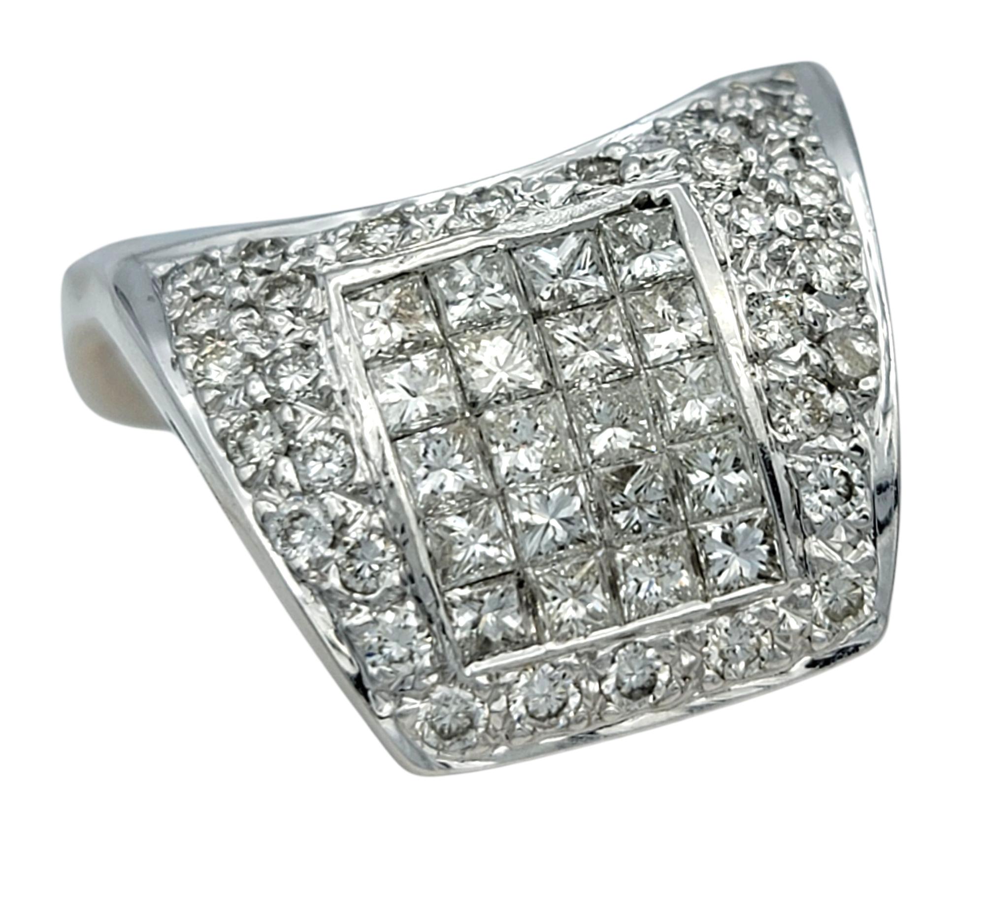 Invisible Set Round & Princess Diamond Contemporary Cocktail Ring 18 Karat Gold (Zeitgenössisch) im Angebot