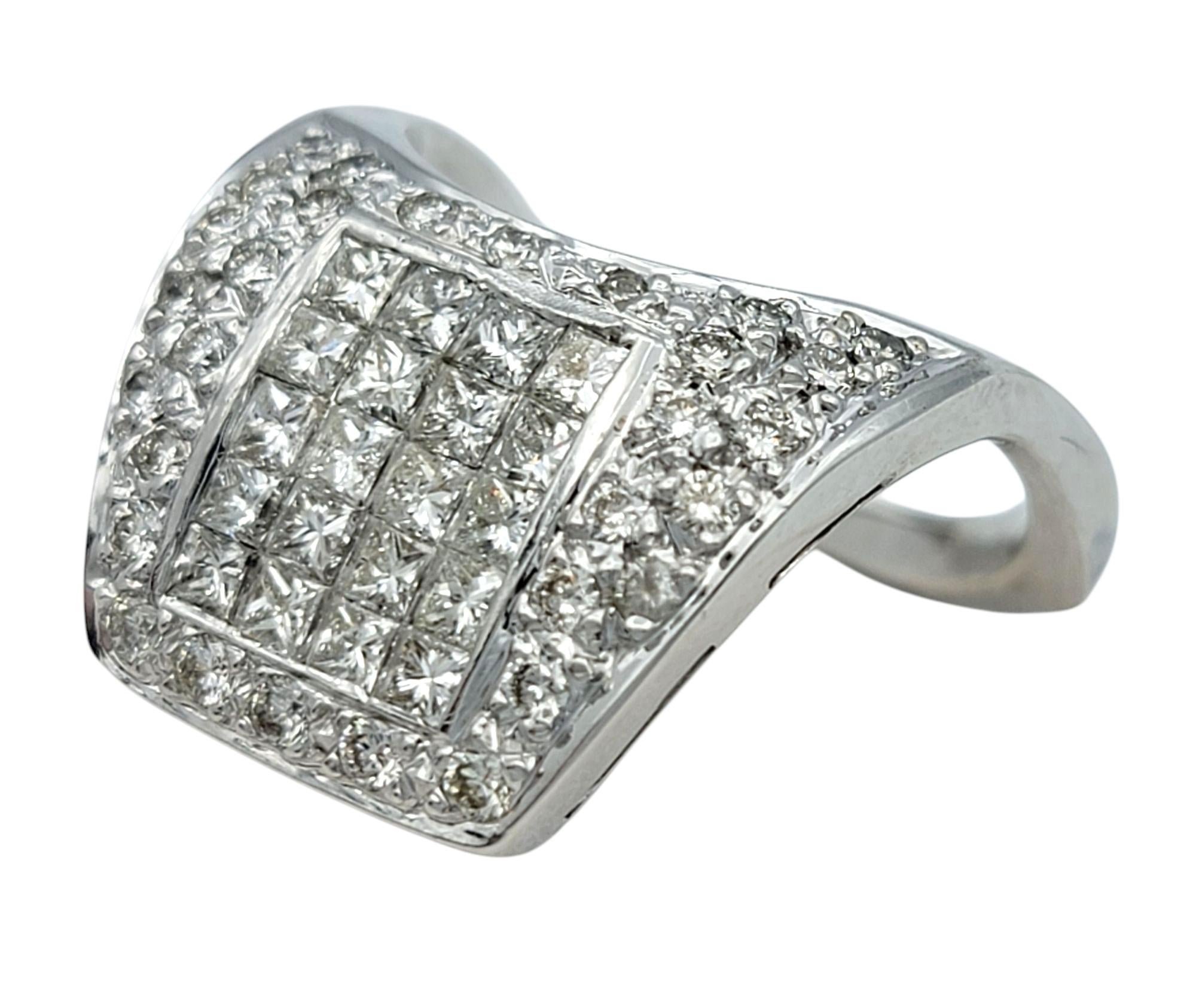 Invisible Set Round & Princess Diamond Contemporary Cocktail Ring 18 Karat Gold im Zustand „Gut“ im Angebot in Scottsdale, AZ