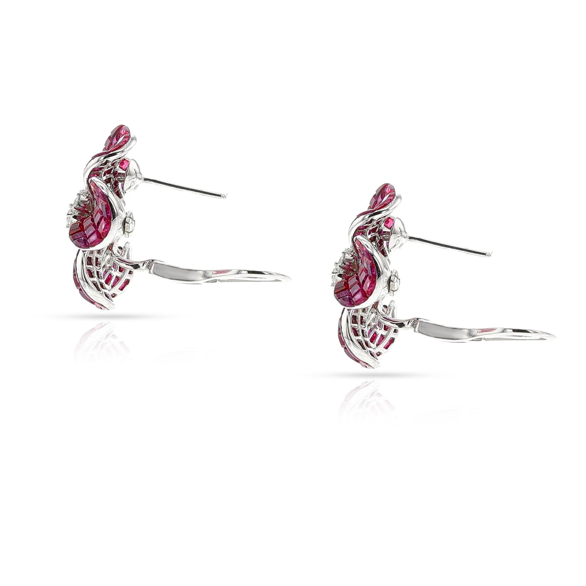 Boucles d'oreilles cocktail fleur en rubis et diamants sertis invisibles, 18 carats en vente 1