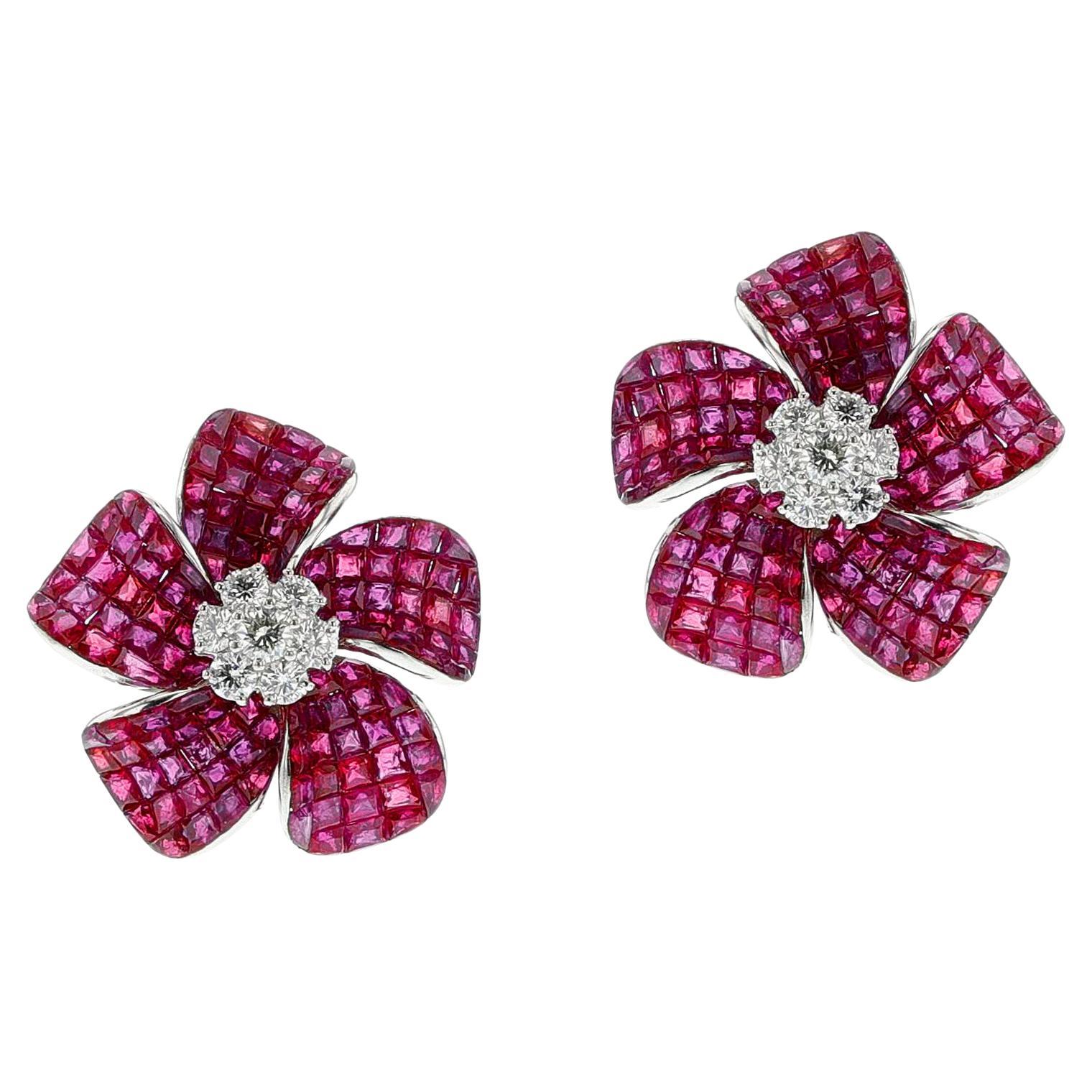 Boucles d'oreilles cocktail fleur en rubis et diamants sertis invisibles, 18 carats en vente