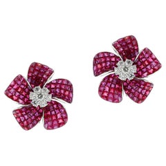 Boucles d'oreilles cocktail fleur en rubis et diamants sertis invisibles, 18 carats