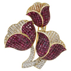 Tulpenbrosche mit unsichtbar gefasstem Rubin und Diamanten