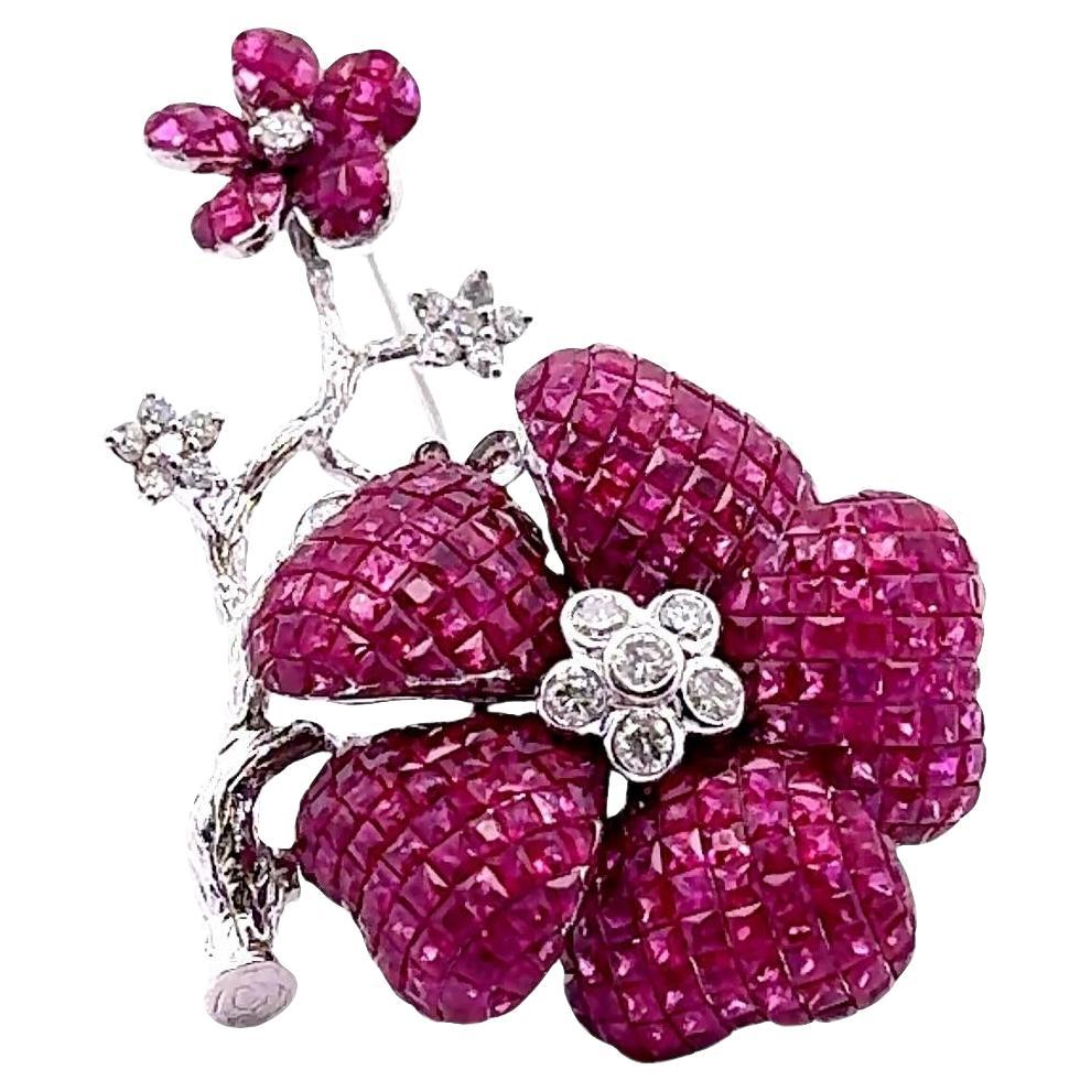 Broche fleur Bloom en or blanc 18K sertie de rubis et de diamants invisibles
