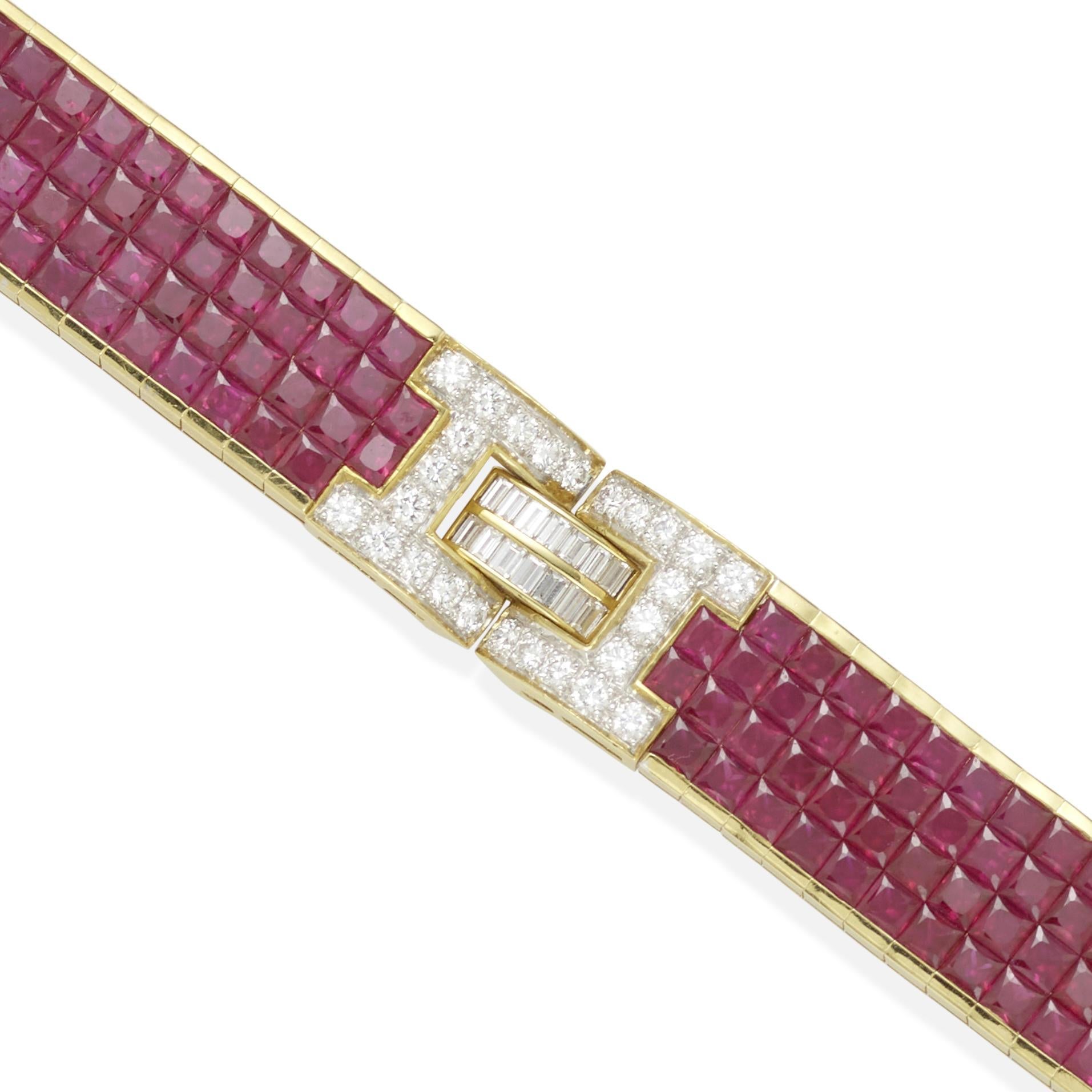 Dieses Armband besteht aus vier Reihen mit ca. 180 unsichtbar gefassten Rubinen im Quadratschliff, die auf drei separaten Platten miteinander verbunden sind. Die Rubine werden von runden und Baguette-Diamanten mit einem Gewicht von etwa 3,25 Karat