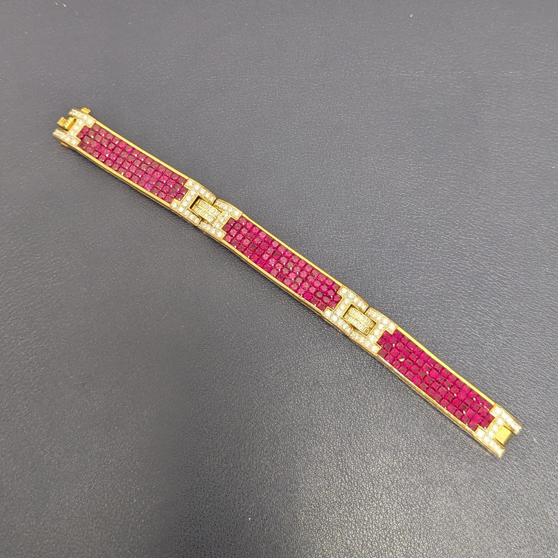 Armband aus 18 Karat Gelbgold mit unsichtbar gefasstem Rubin und Diamanten (Carréeschliff) im Angebot
