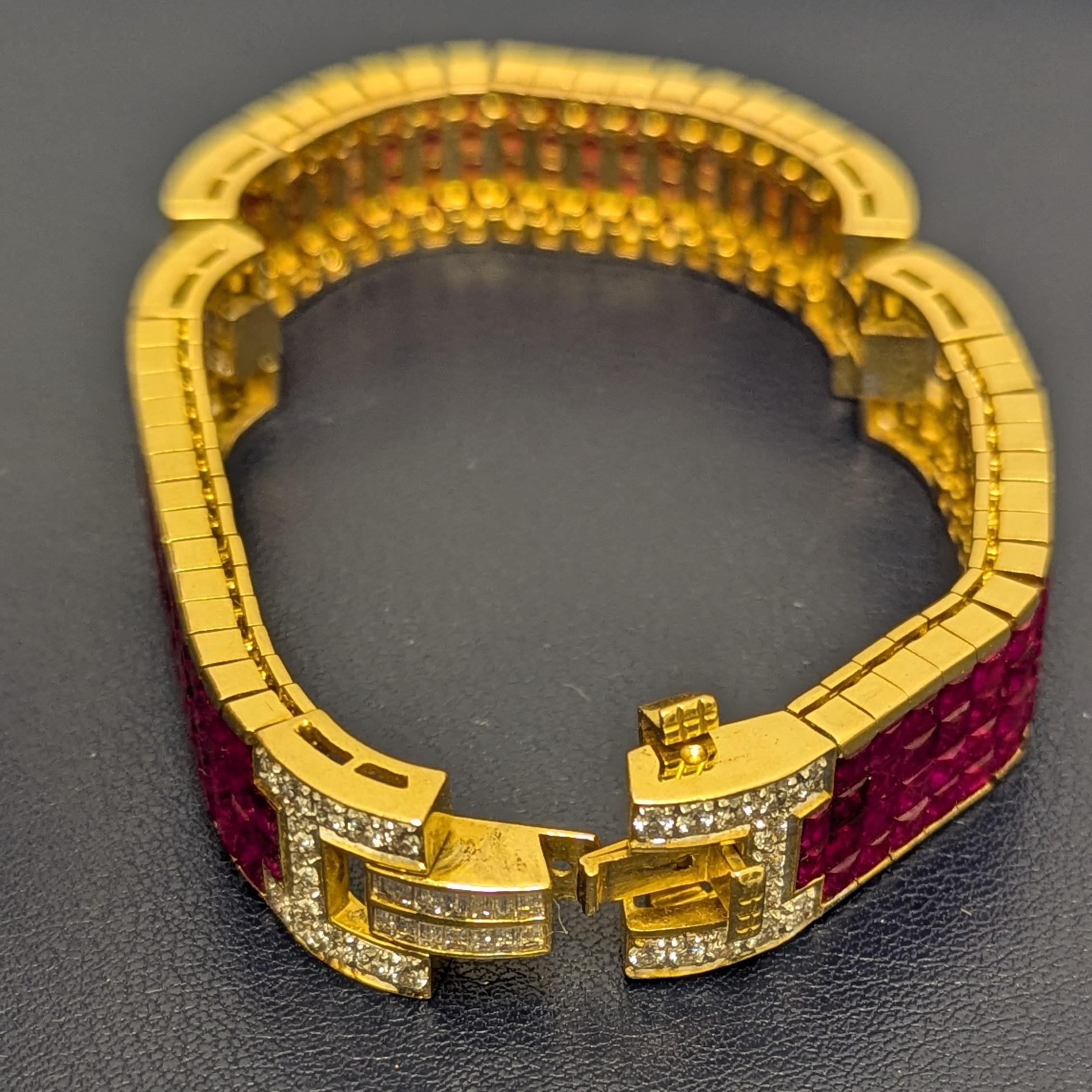 Armband aus 18 Karat Gelbgold mit unsichtbar gefasstem Rubin und Diamanten im Angebot 1