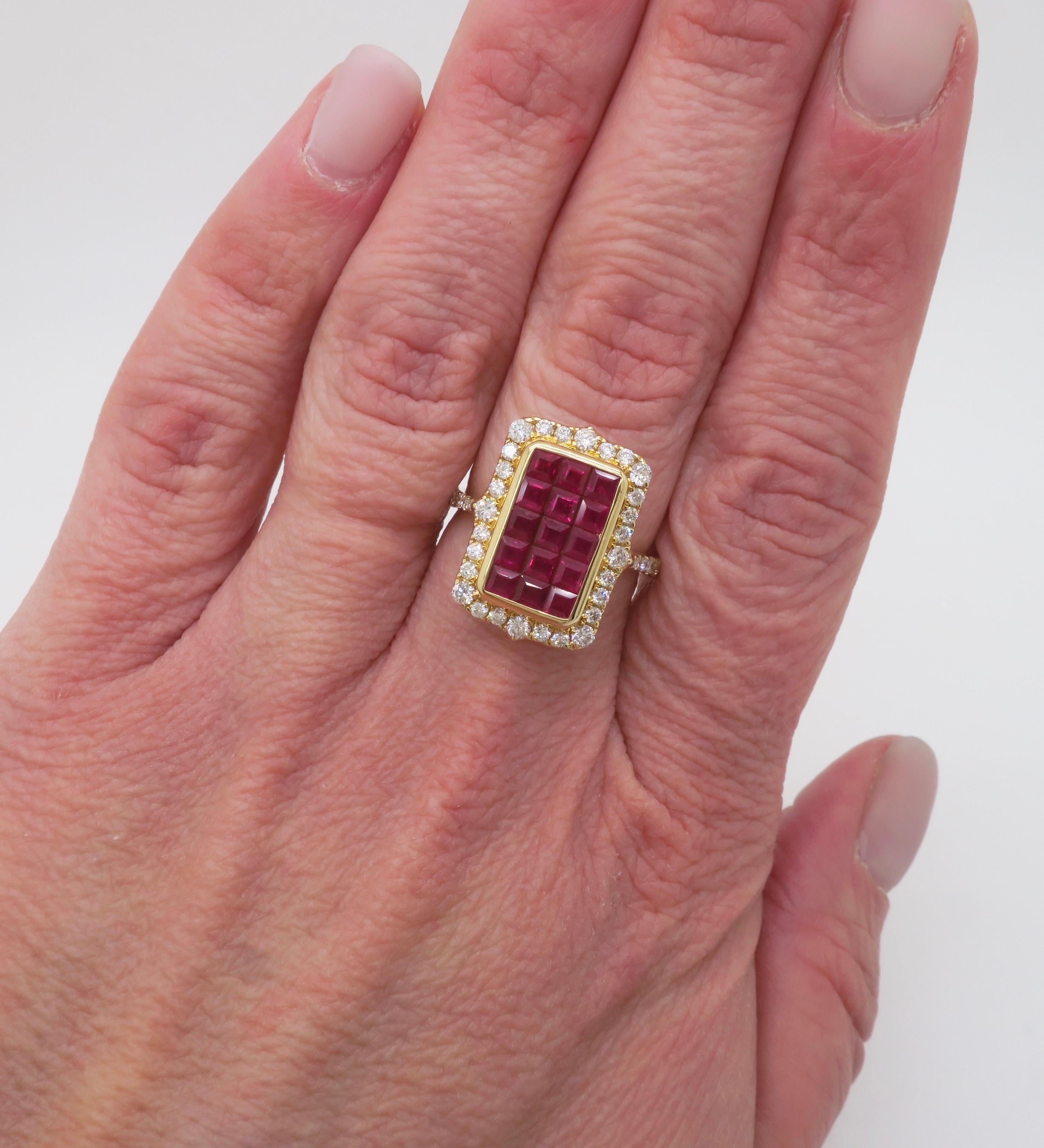 Magnifique bague en or jaune 14k sertie d'un rubis invisible et d'un halo de diamants. 

Poids en carats du diamant : .80CTW
Taille du diamant : Brilliante ronde 
Couleur : E-G
Clarté : VS1-SI1
Poids en carats du rubis : 1.83CTW
Taille des pierres