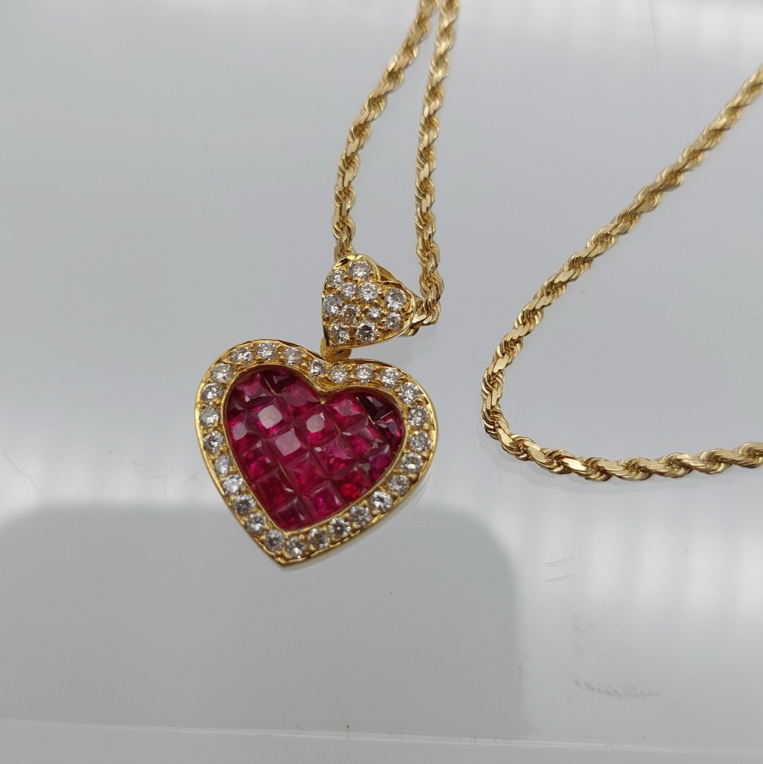 Artigiano Ciondolo con cuore di rubino e diamante incastonato invisibile in oro giallo 14 carati su catena a corda Ne in vendita