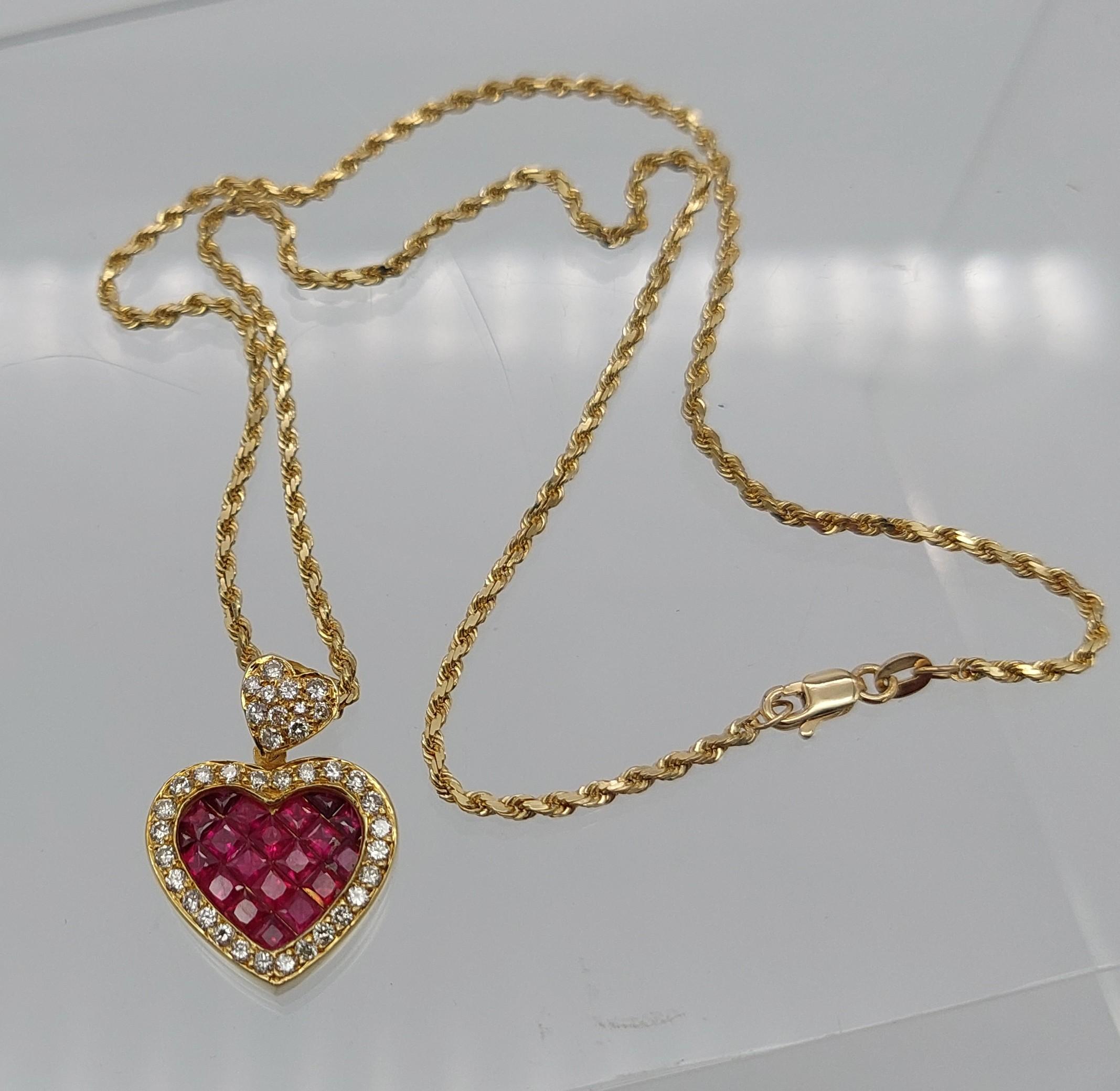 Ciondolo con cuore di rubino e diamante incastonato invisibile in oro giallo 14 carati su catena a corda Ne In condizioni buone in vendita a Vero Beach, FL