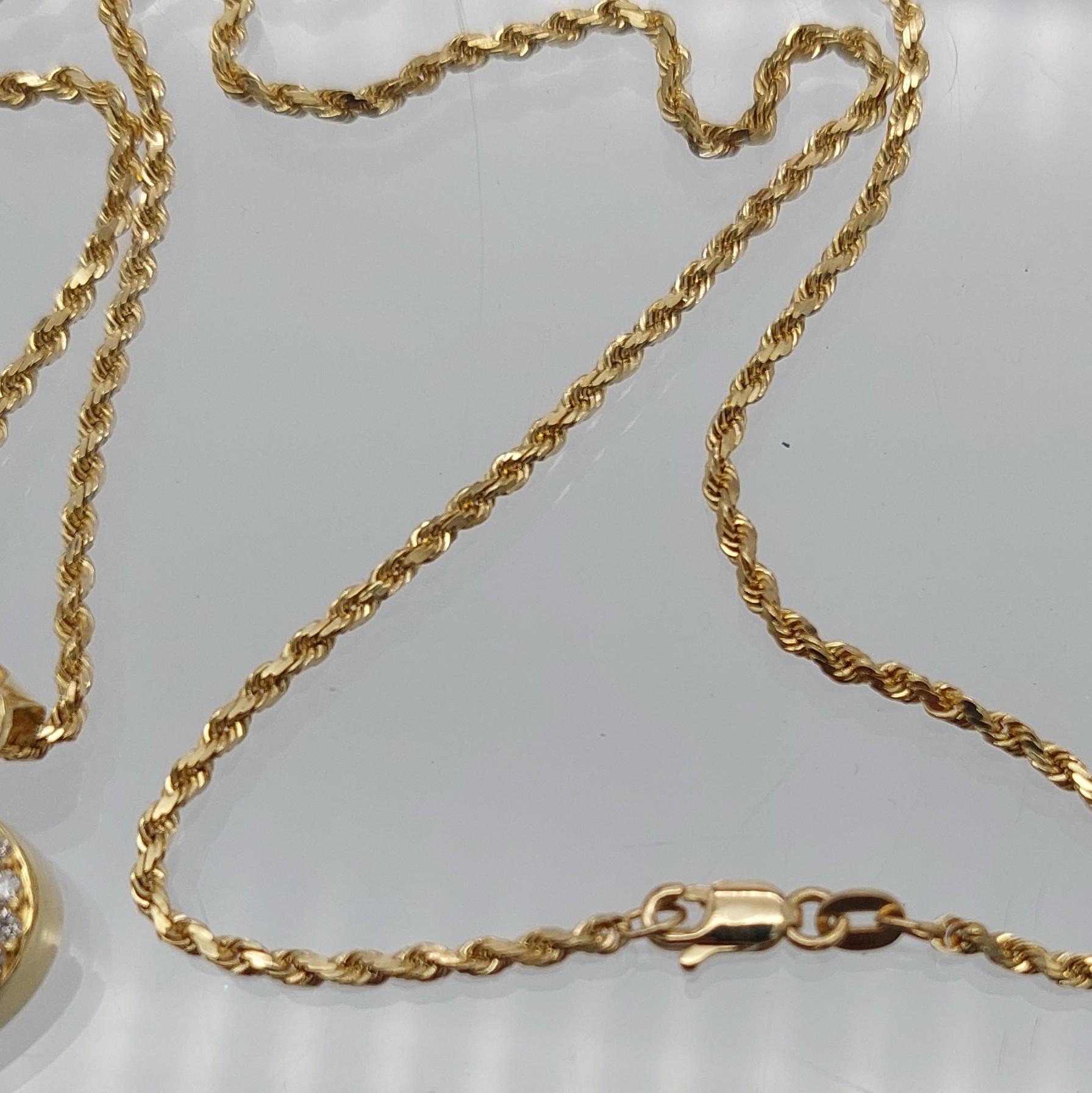 Ciondolo con cuore di rubino e diamante incastonato invisibile in oro giallo 14 carati su catena a corda Ne in vendita 1