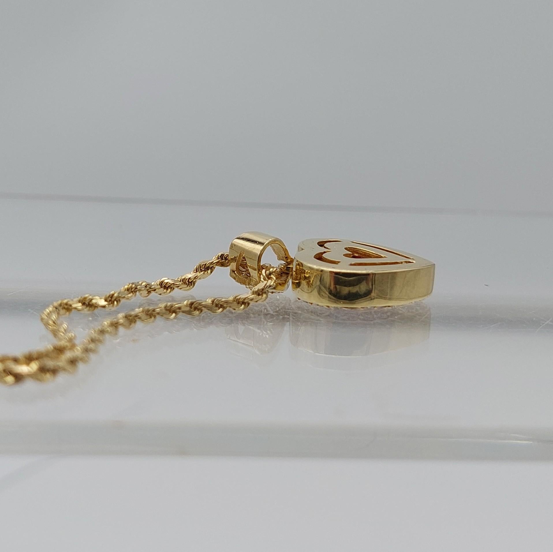 Ciondolo con cuore di rubino e diamante incastonato invisibile in oro giallo 14 carati su catena a corda Ne in vendita 2