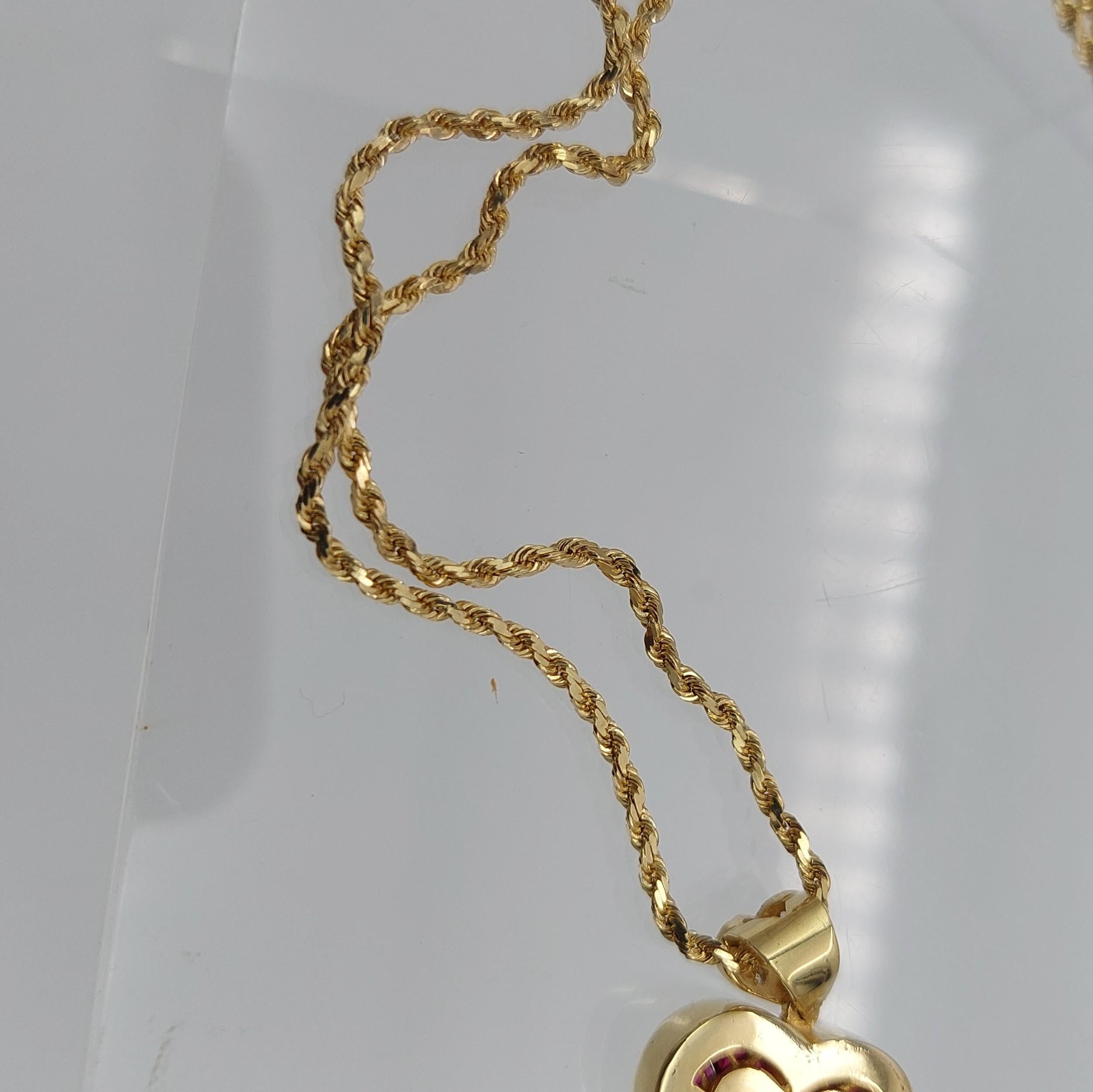 Ciondolo con cuore di rubino e diamante incastonato invisibile in oro giallo 14 carati su catena a corda Ne in vendita 3