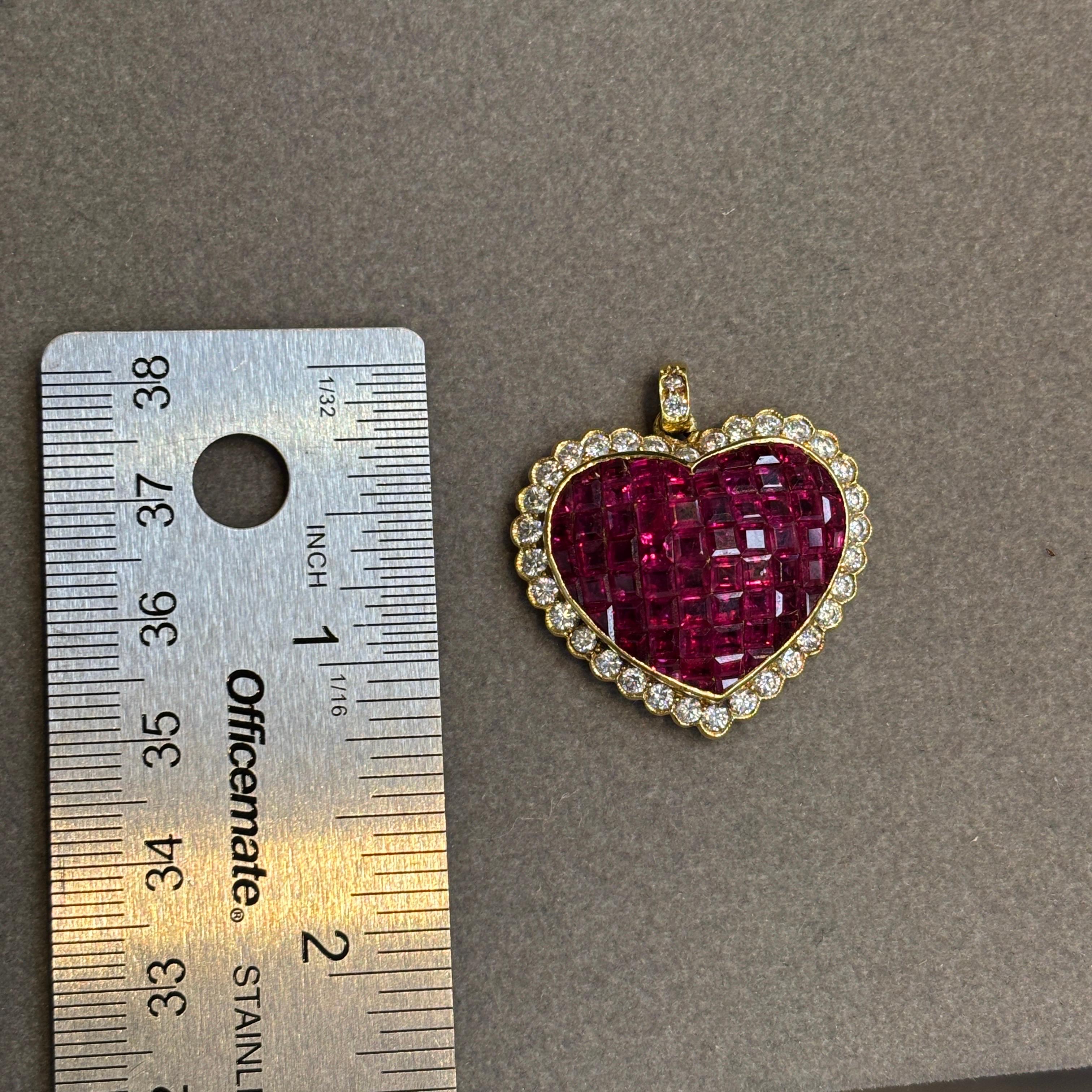 Ciondolo a forma di cuore con rubino e diamante incastonato invisibile

Pendente in oro giallo con 68 rubini di taglio quadrato incastonati in un motivo a cuore invisibile e 34 diamanti di taglio rotondo.

Peso approssimativo dei diamanti: 2,10