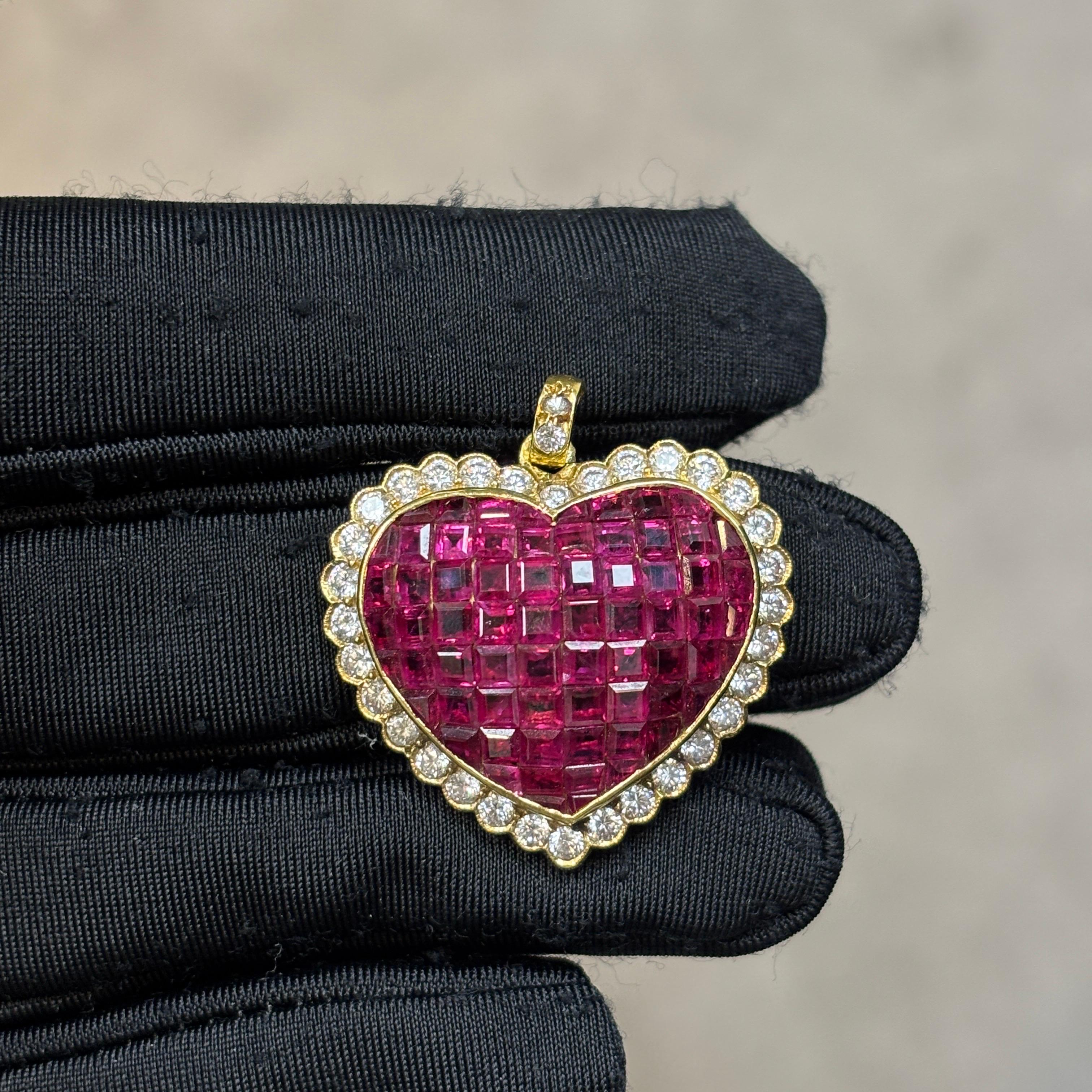 Taglio misto Ciondolo a forma di cuore con rubino e diamante incastonato invisibile in vendita